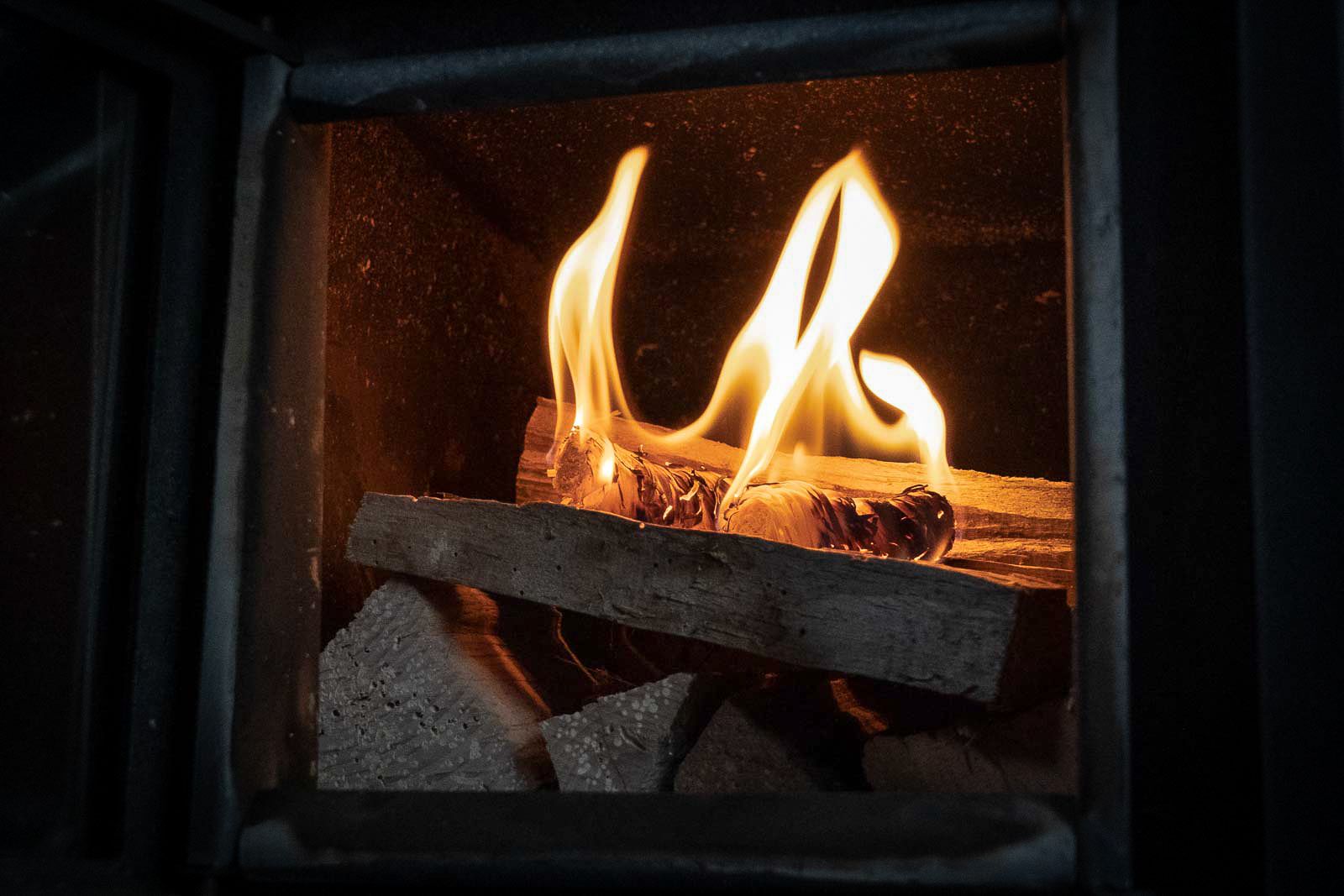 Barcă de saună cu atmosferă romantică și șemineu pentru ore relaxante de wellness