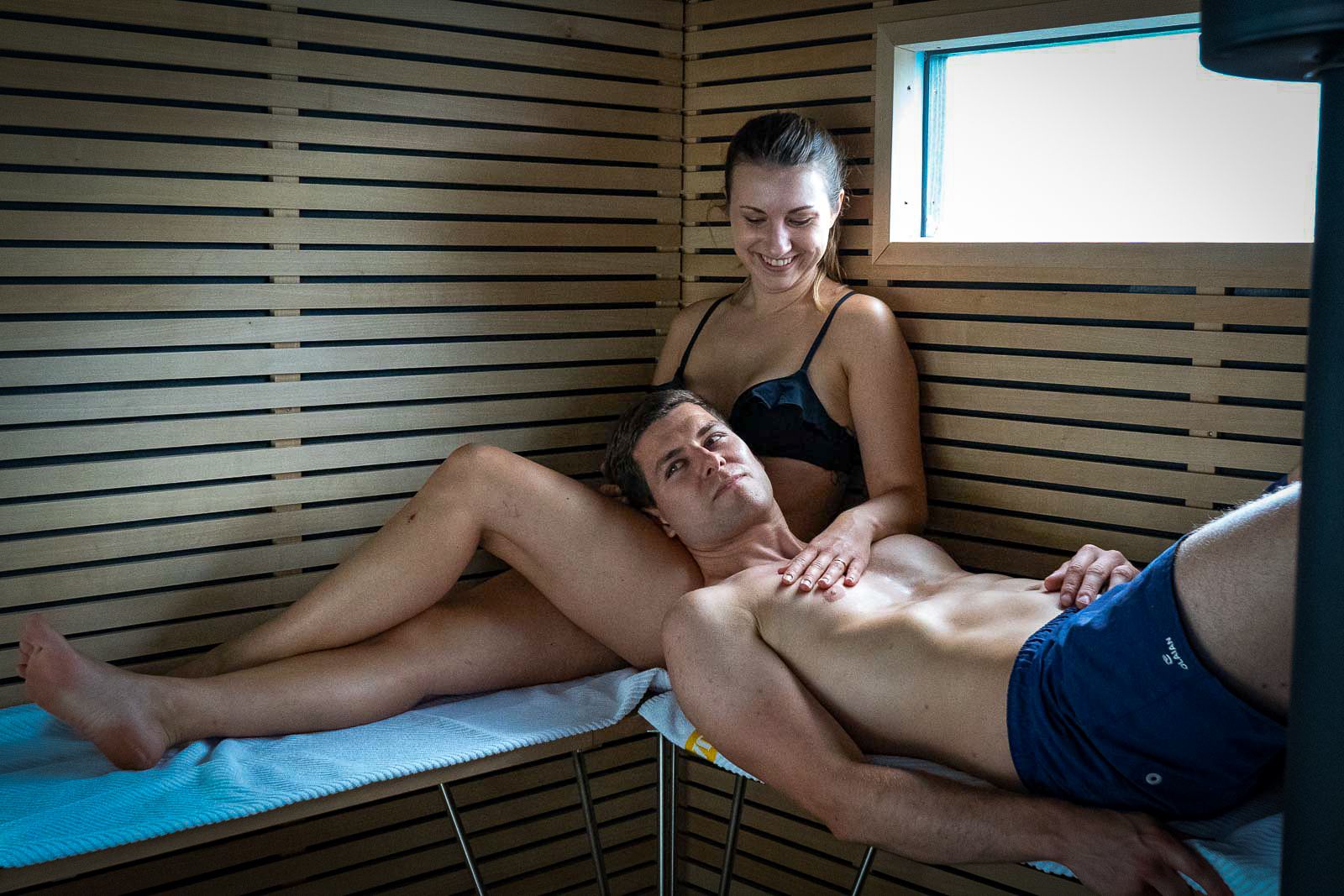 Barca de sauna: atmosferă relaxantă în sauna pentru cupluri și iubitori de wellness.
