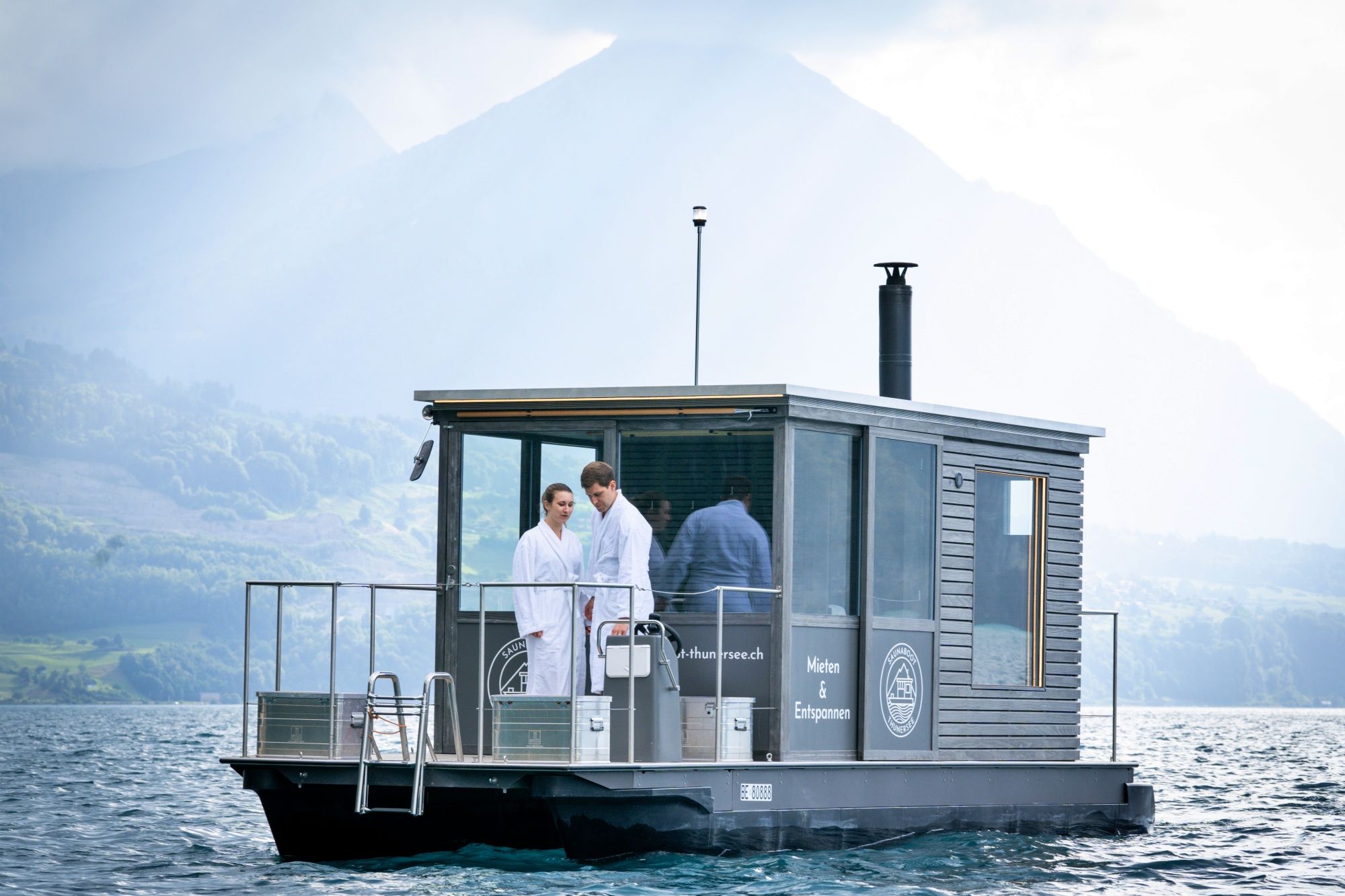 Barcă cu saună pe apă: Relaxare în natură alături de prieteni sau familie pe malul lacului