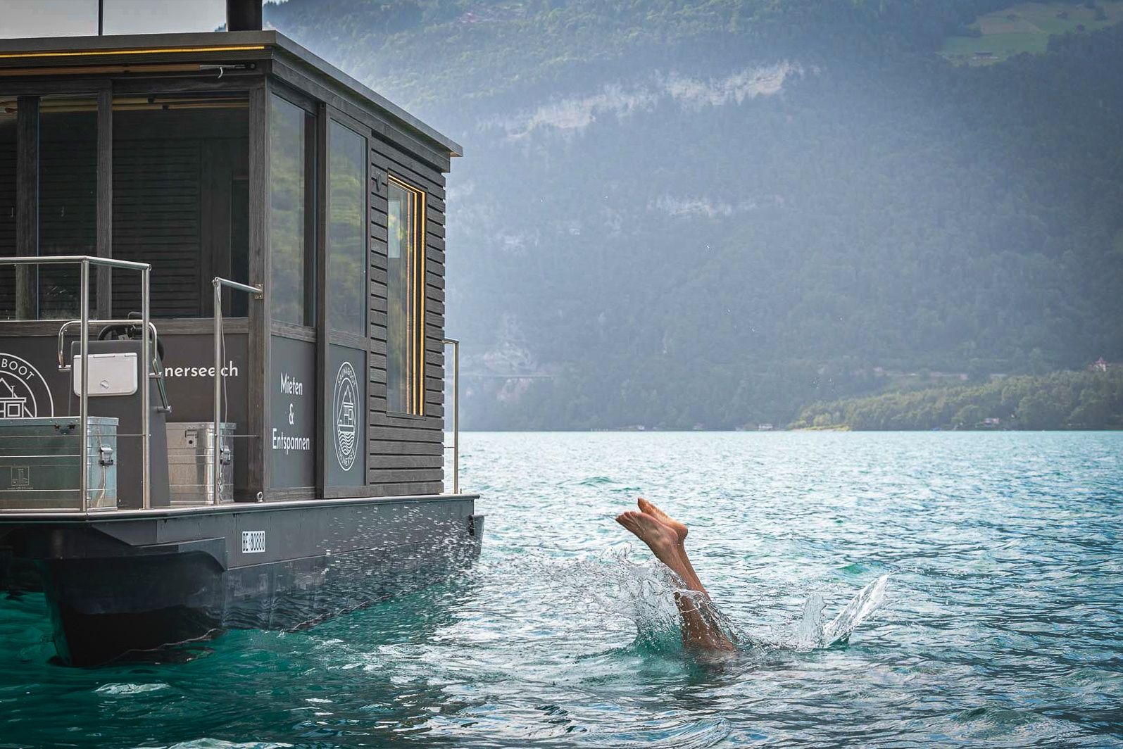 Bote de saună: Relaxează-te în apă și admiră peisajul montan într-un mediu unic.