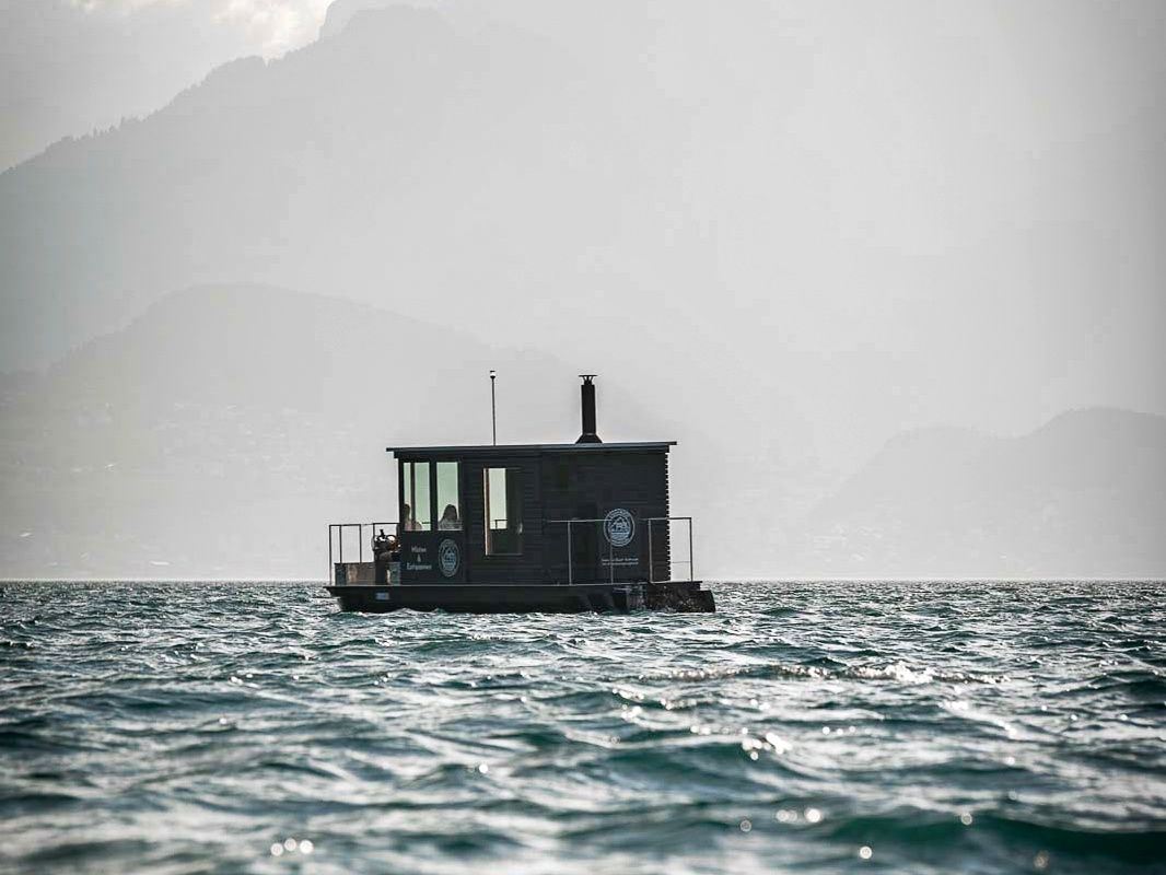 Saună pe apă pentru momente de relaxare în natură.