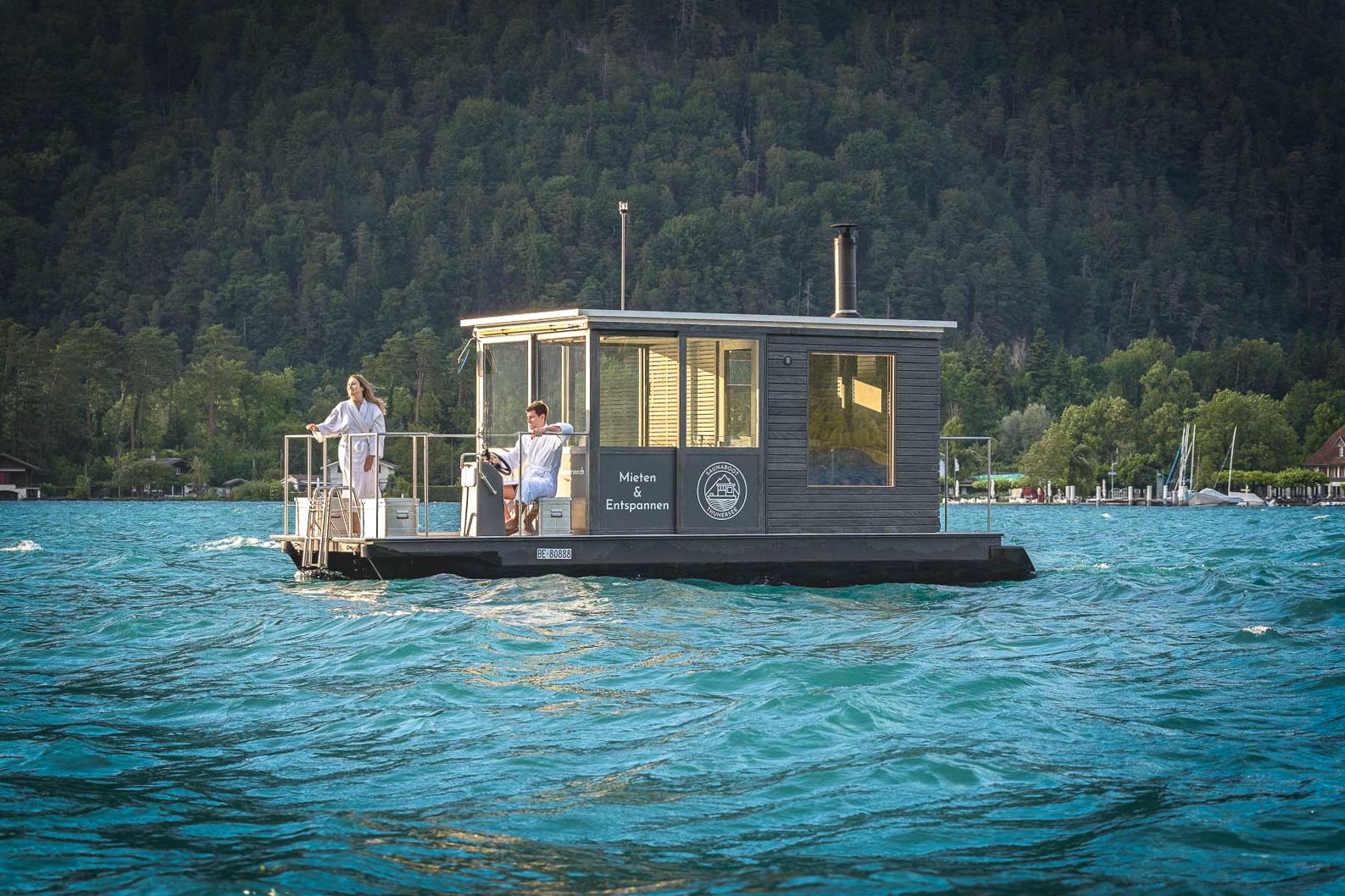 Barca de saună: Bucură-te de ore relaxante pe apă în timp ce te bucuri de saună în natură.