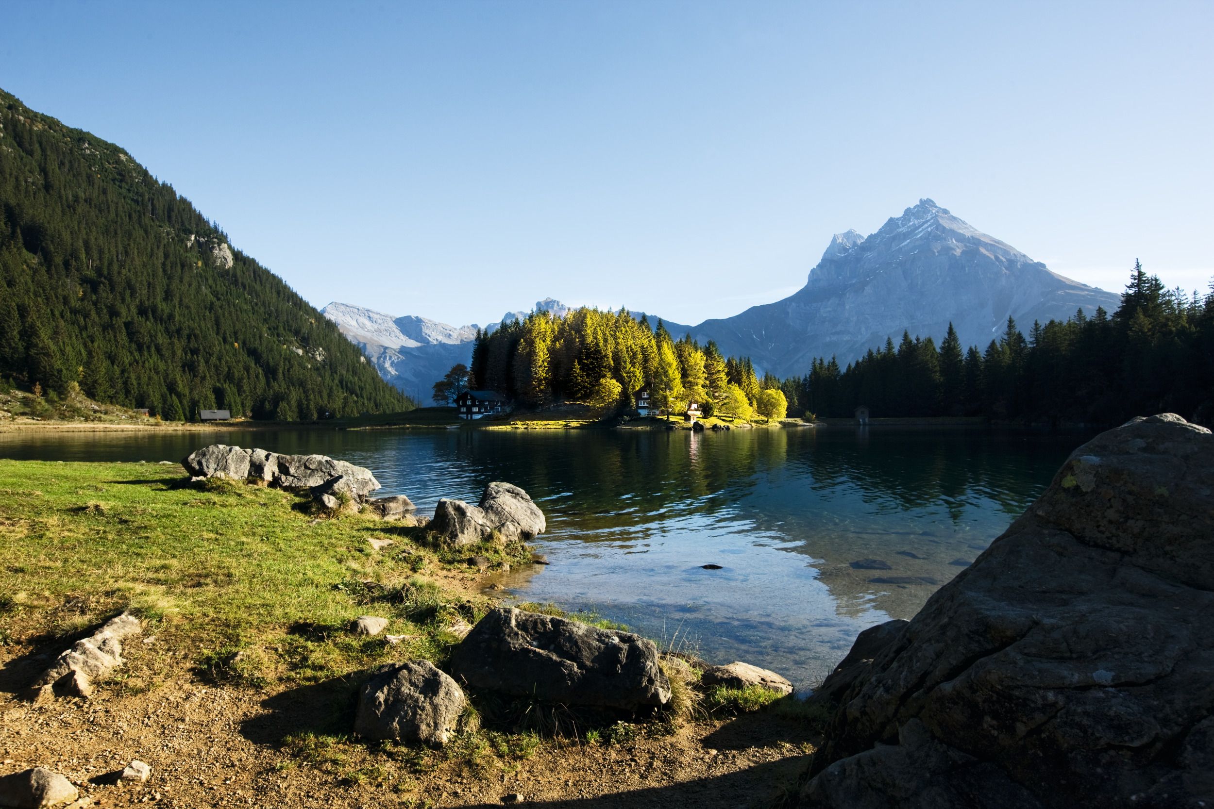 Amsteg Landschap: schilderachtige meren en bergen omgeven door weelderige natuur en een heldere lucht.
