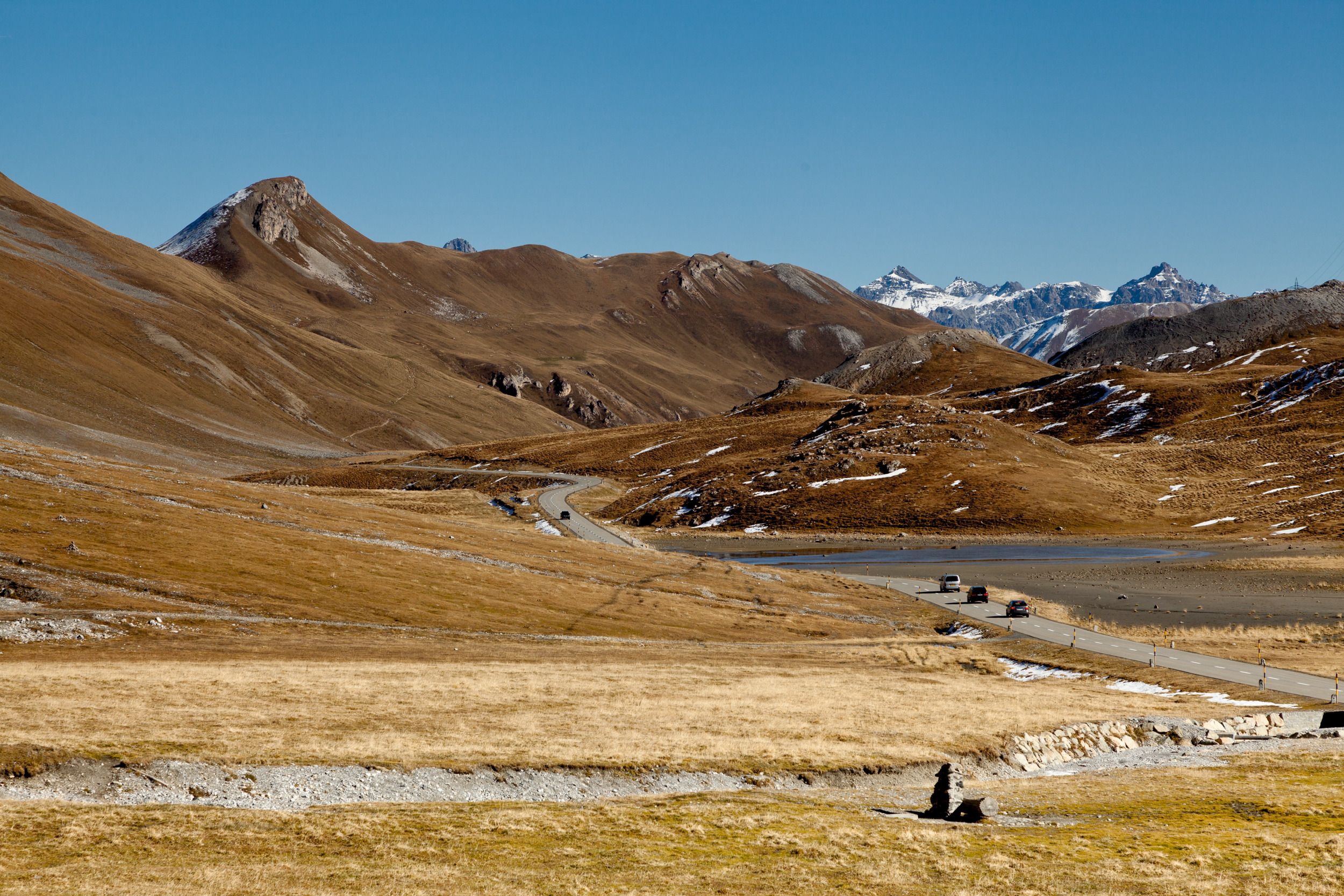 Berguen-Albula-Pass: Grande paysage avec un ciel bleu éclatant et des vues montagneuses en Suisse.