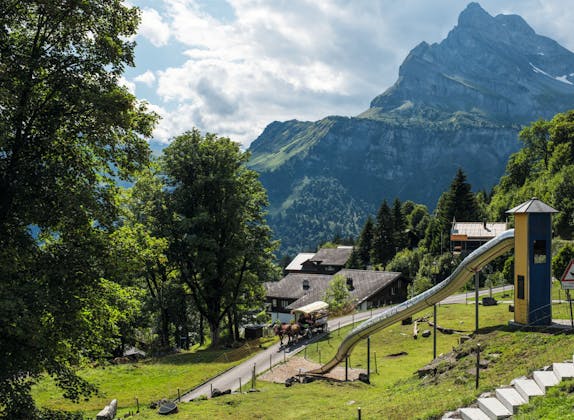 Braunwald: paisagem de verão pitoresca com parque infantil, montanhas e atividades de lazer para famílias.