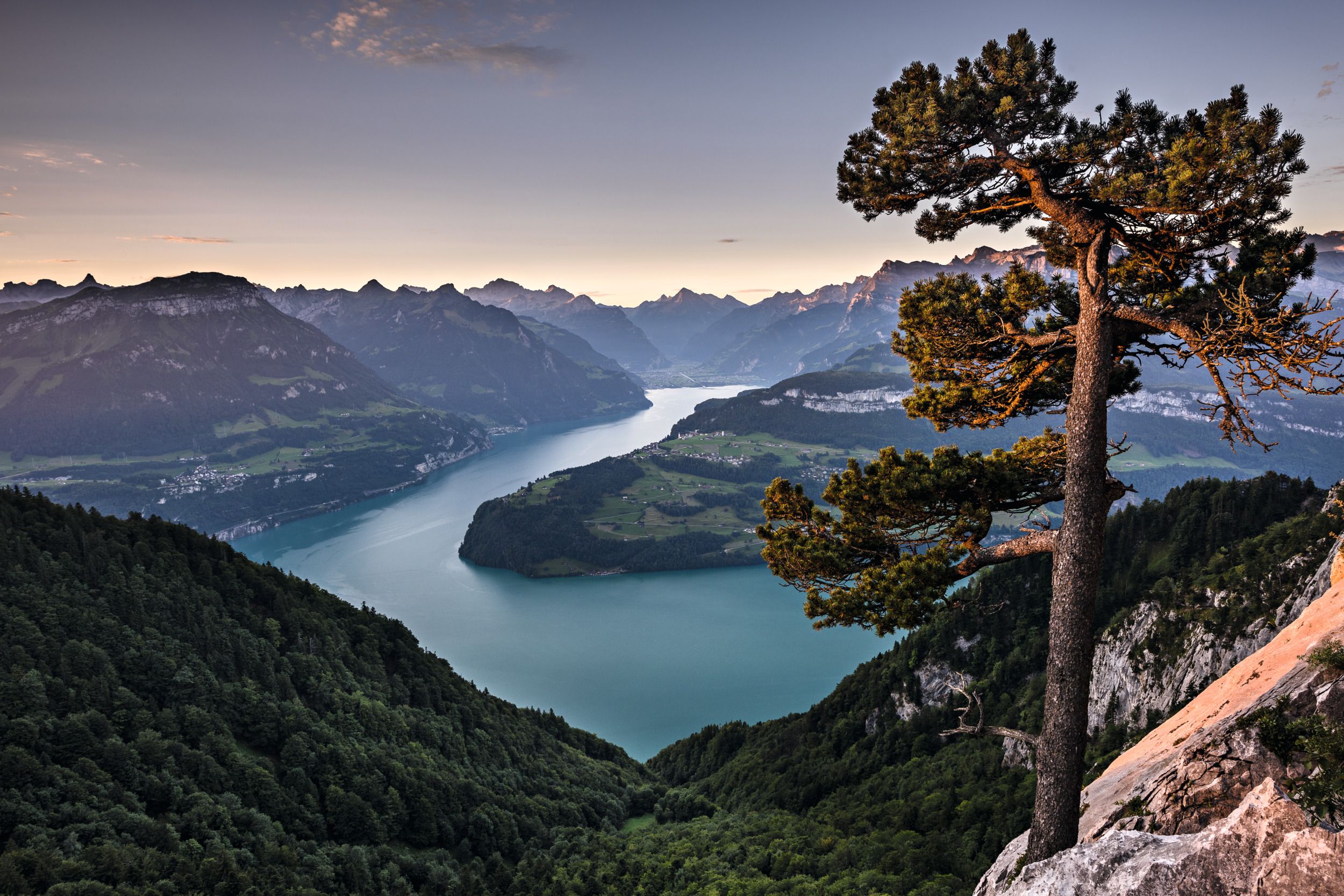 Lauerz Seelisberg: Uitzicht op het Lauerzermeer omringd door bergen en natuur, ideaal voor wandelingen.