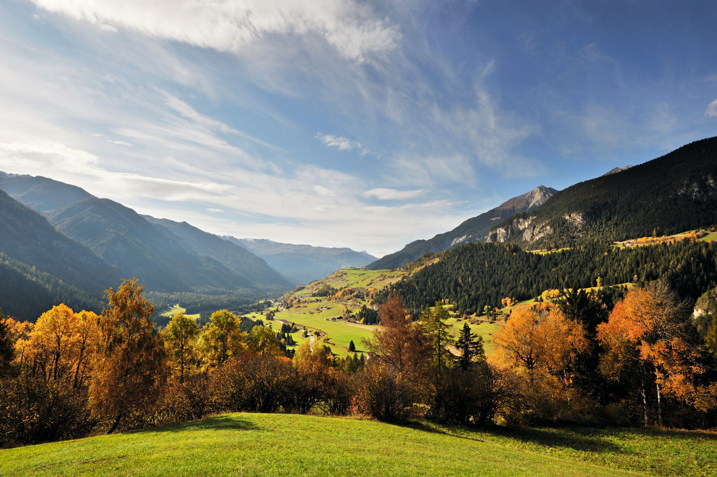 파르크 엘라는 다채로운 나무와 산으로 가득한 가을 풍경을 보여줍니다.