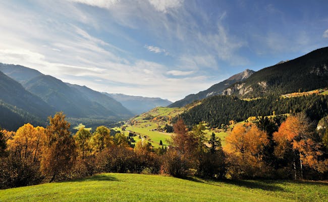 Il Parc Ela mostra un paesaggio autunnale con alberi colorati e montagne.