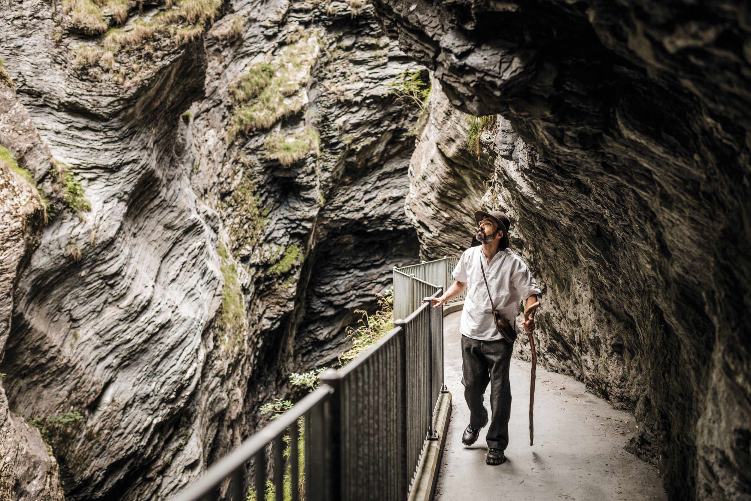 Thusis Viamala : Découvre la impressionnante gorge lors d'une randonnée dans la nature en Suisse.