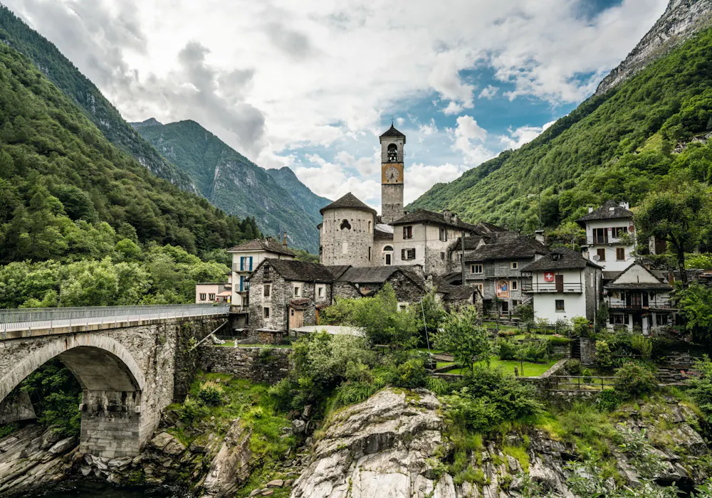 Lembah Verzasca: pemandangan menakjubkan dengan desa bersejarah dan pegunungan di latar belakang