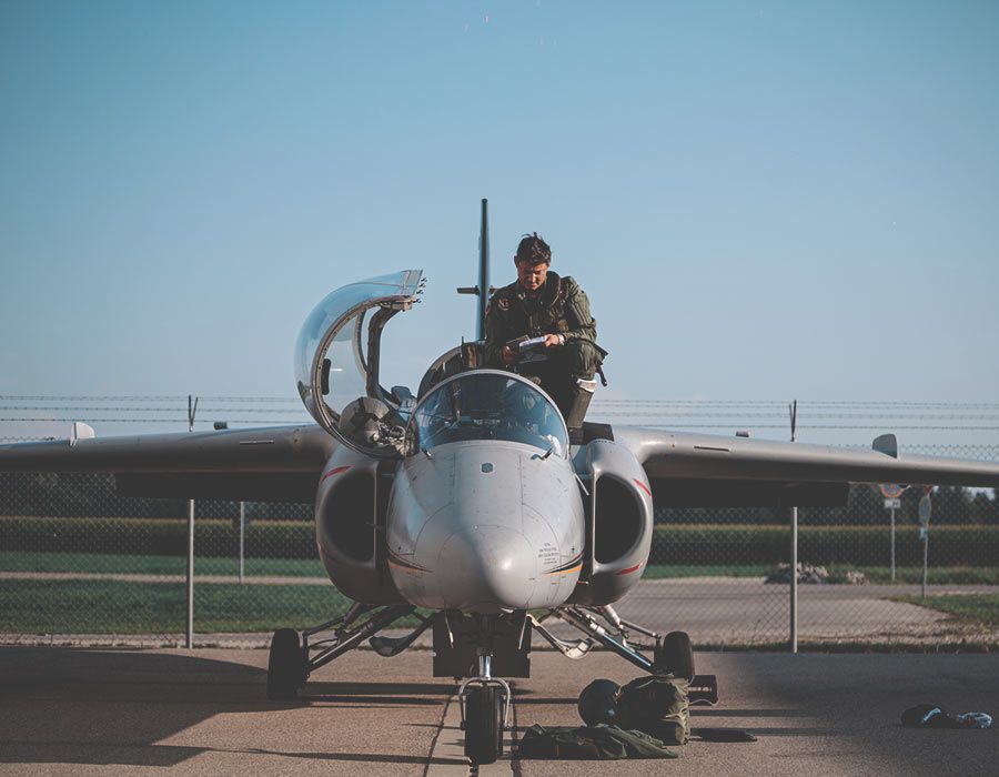 Aermacchi S.211 : avion à réaction moderne à Augsbourg avec pilote dans le cockpit.