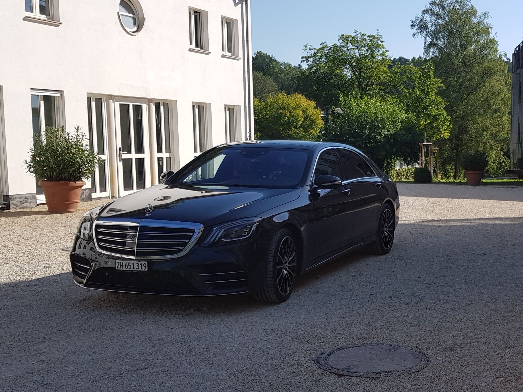Transfer privado en S-Class desde el Aeropuerto de Zúrich para viajes de lujo en Suiza.