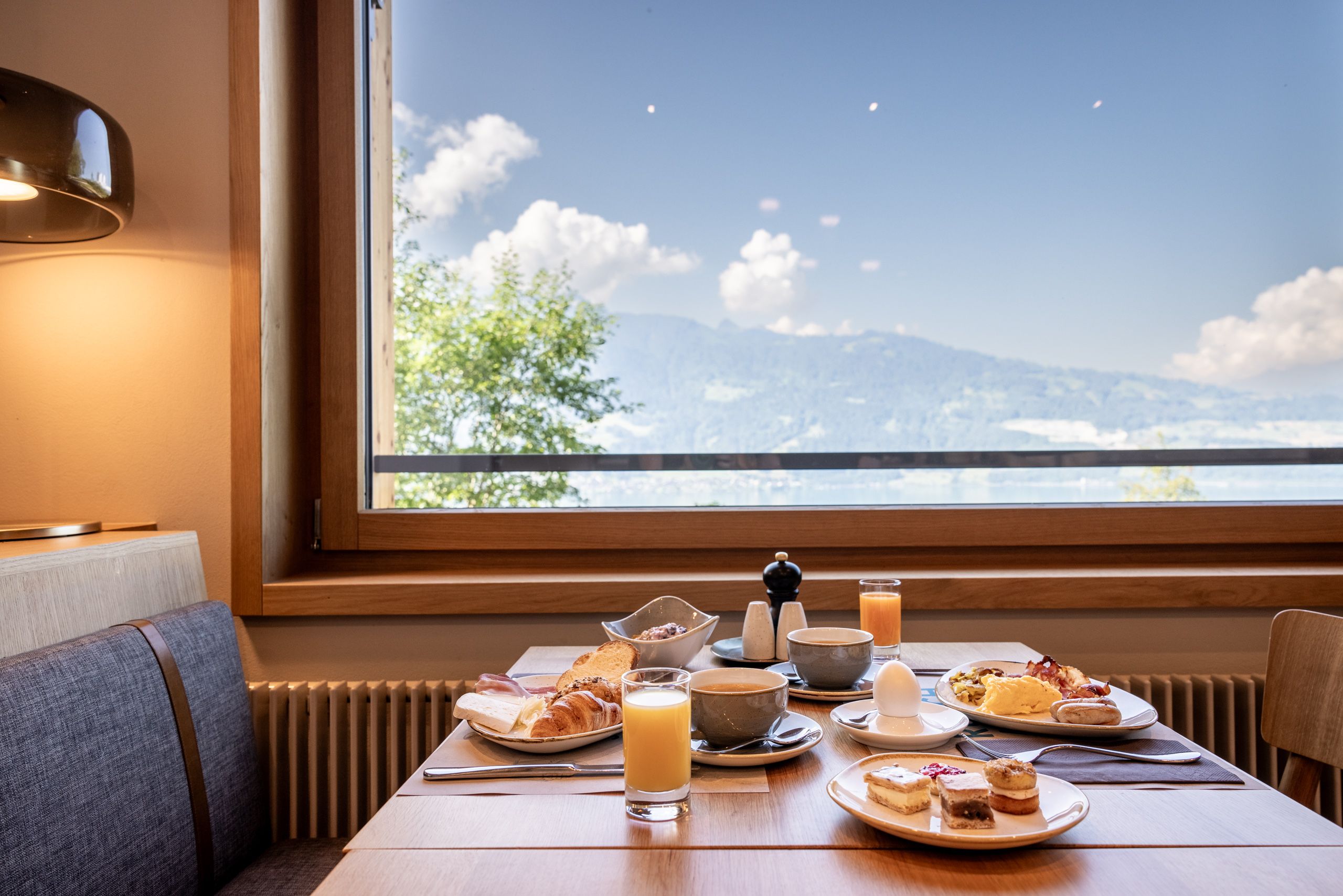 Brunch mit Snacks und Blick auf die Berge in der frischen Luft, ideal für Genuss und Entspannung.