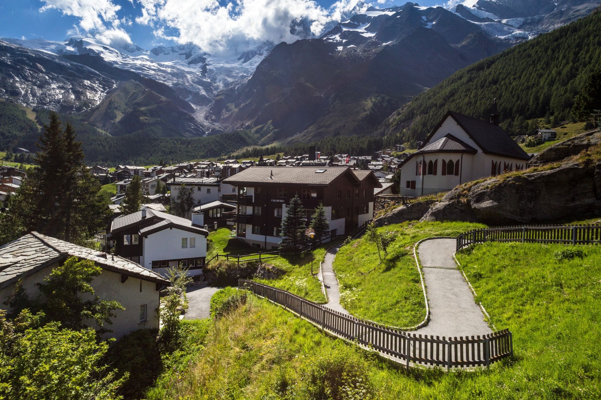 Saas Fee: malerisk bjerglandskab med traditionelle chalets og omgivelser i alperne i vintermånederne.