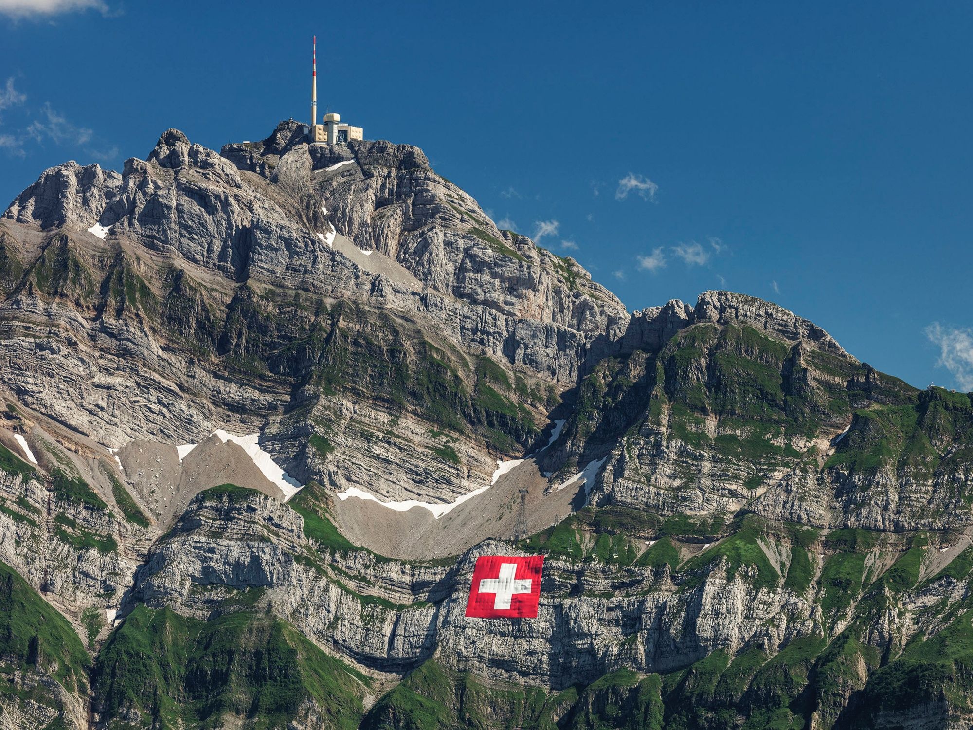 Saentis: ทิวทัศน์ที่น่าทึ่งของ Saentisbahn และเทือกเขาสวิสที่ตั้งอยู่ด้านล่าง