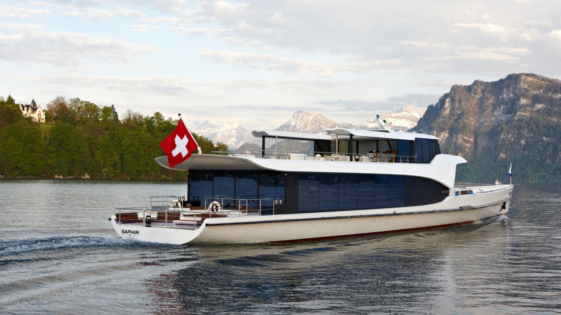 Saphir Yacht op het Vierwaldstättermeer met uitzicht op bergen