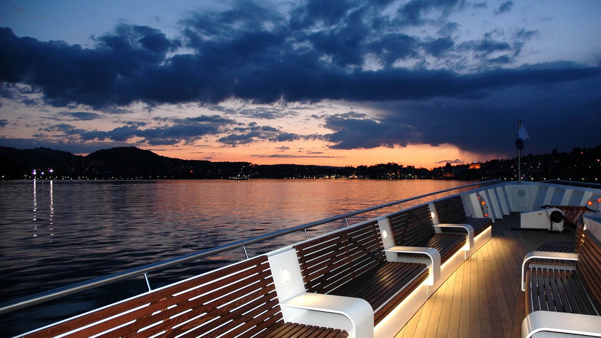 Saphir Schip Bovenste Dek met Uitzicht op het Vierwoudstrekenmeer bij Schemering.