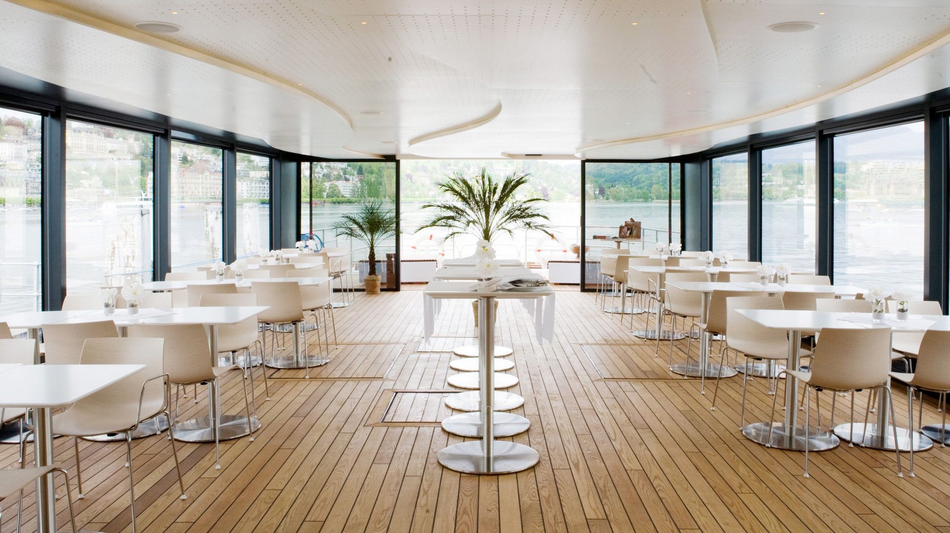 Saphir Yacht interieur met panoramavensters biedt uitzicht op de omgeving.