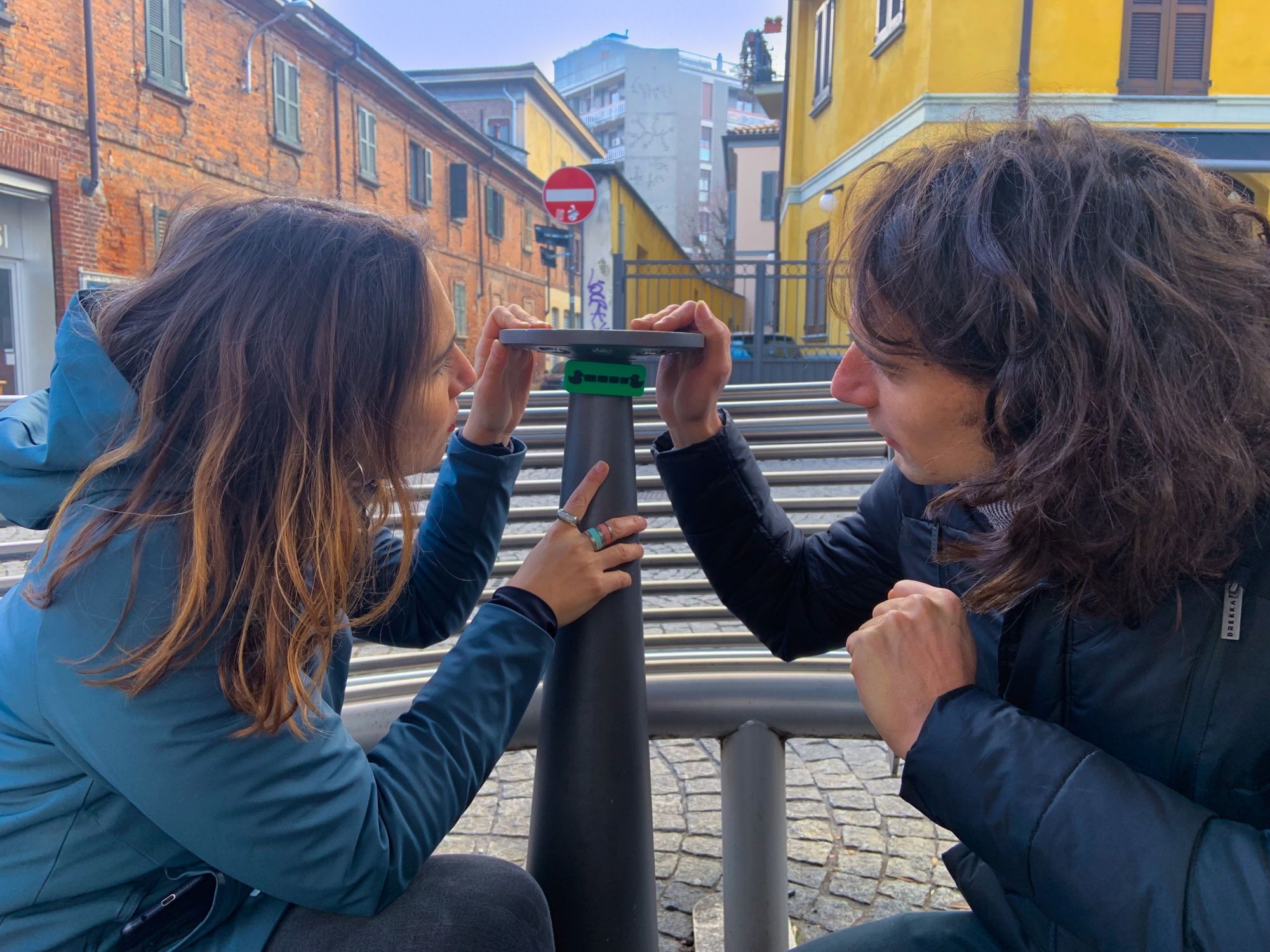 Sato Code: Paar untersucht interessanten Punkt im Stadtzentrum von Lugano bei schönem Wetter.