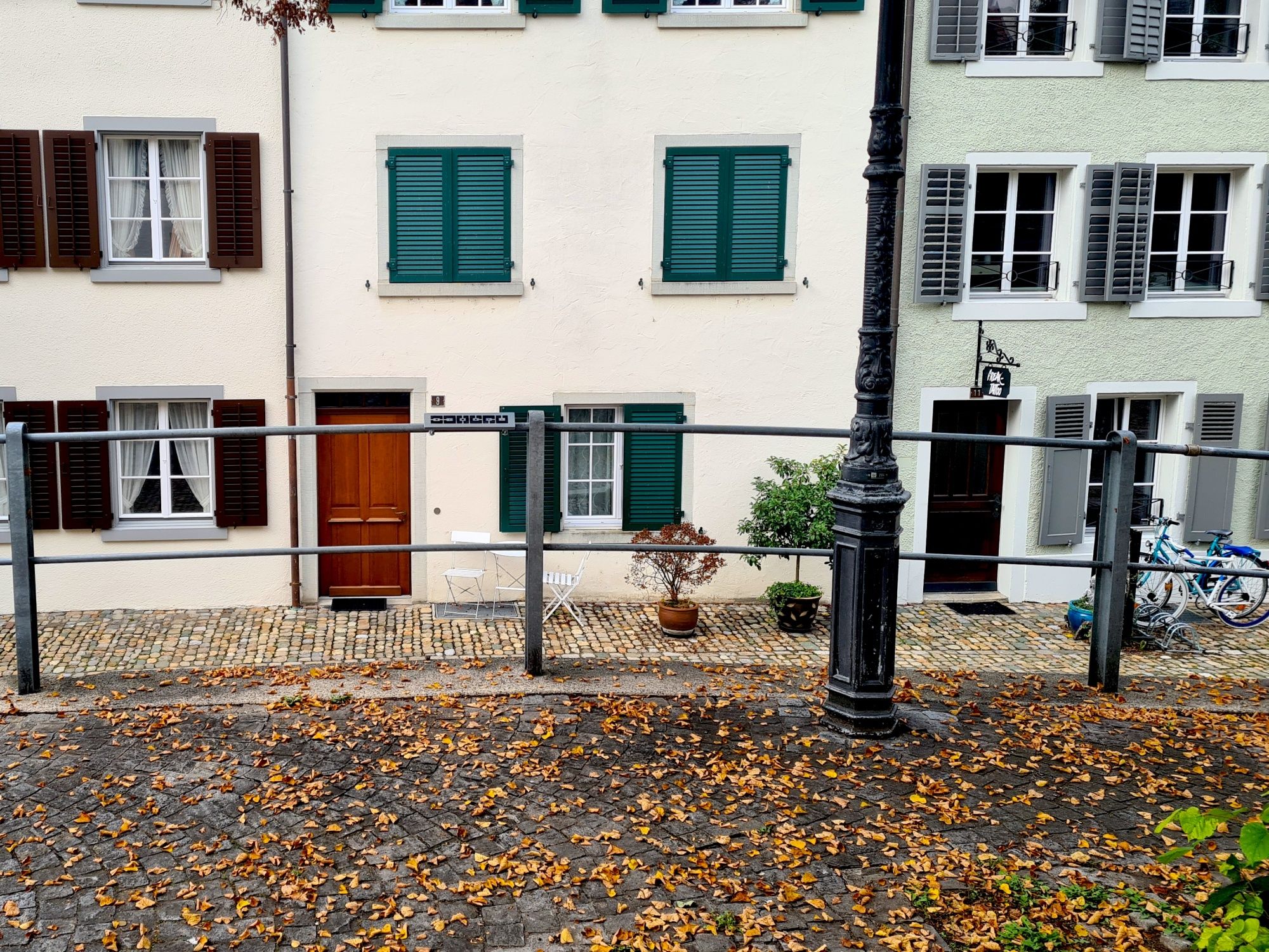 Sato Code: Charmante Häuser in Bremgarten mit Laub und einem gemütlichen Ambiente.