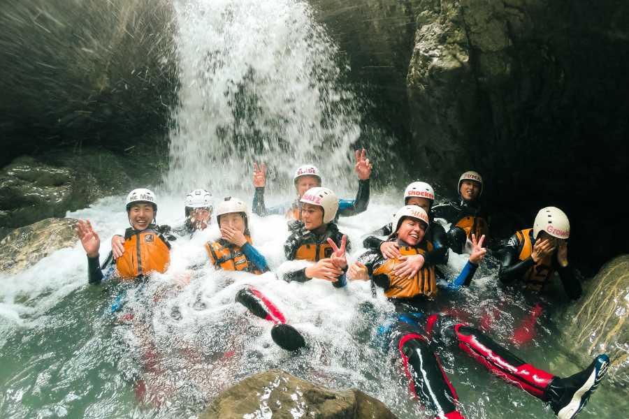 Canyoning en Saxetenschlucht para principiantes con participantes en la cascada