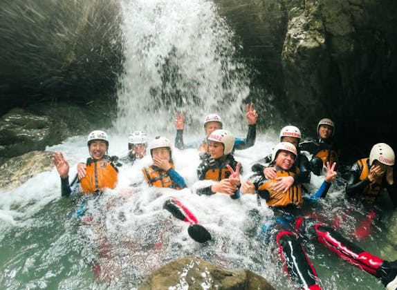Canyoning dans la gorge de Saxeten, groupe sous la cascade, éclaboussures et rochers
