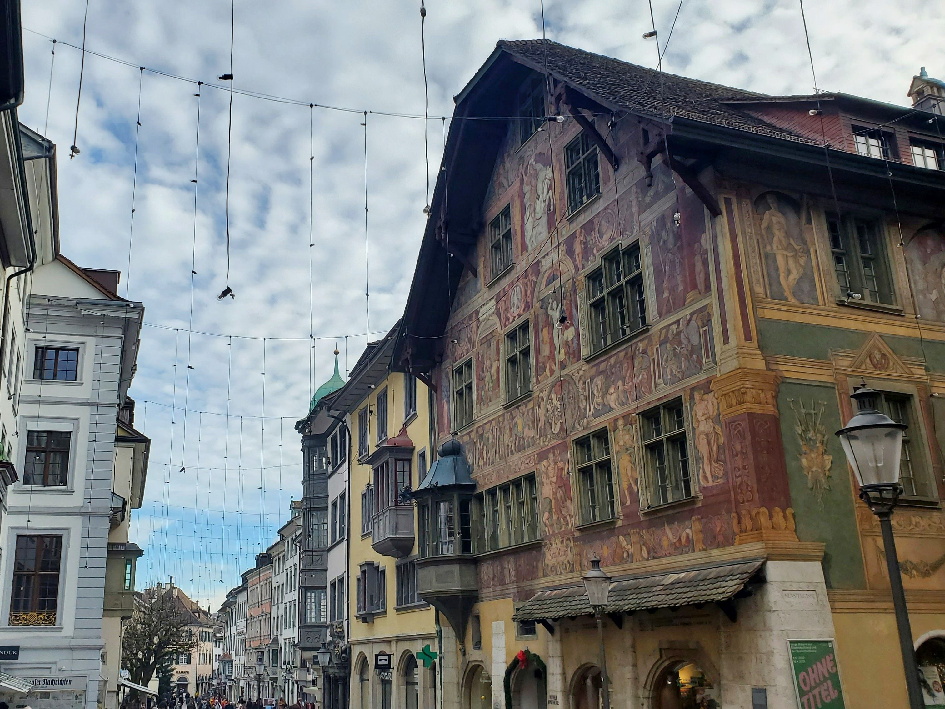 位于沙夫豪森的骑士之家，拥有色彩缤纷的壁画和传统建筑风格，位于老城区。