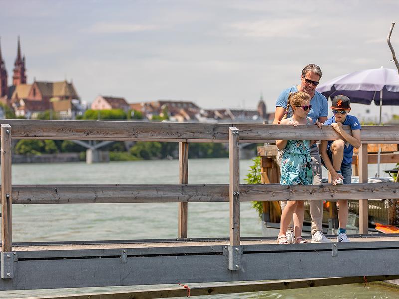 Poszukiwanie skarbów w Bazylei: Doświadcz wody i architektury podczas rodzinnego wypadu na molo.