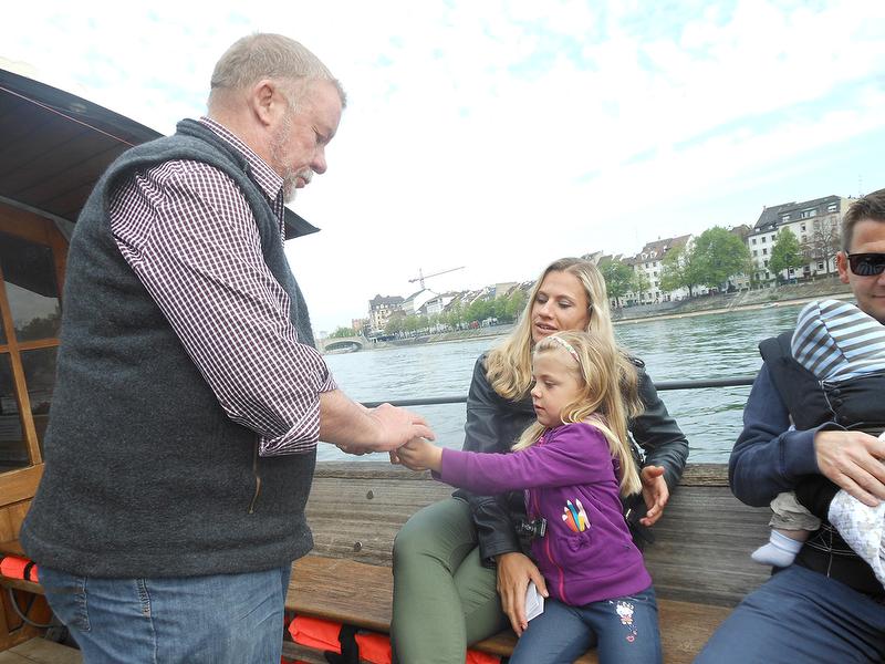 Poszukiwanie skarbów w Bazylei: Rodzina cieszy się rejsami po Renie z dziećmi i rodzicami w relaksującej atmosferze.