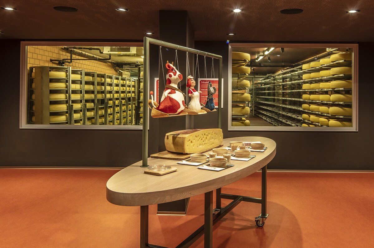 Schaukäserei Emmental: Presentatie van kaassoorten, proeverij binnen