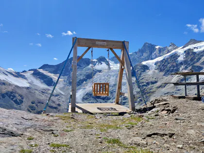 Schaukel in den Bergen mit beeindruckender Aussicht auf die Natur und die Berglandschaft.
