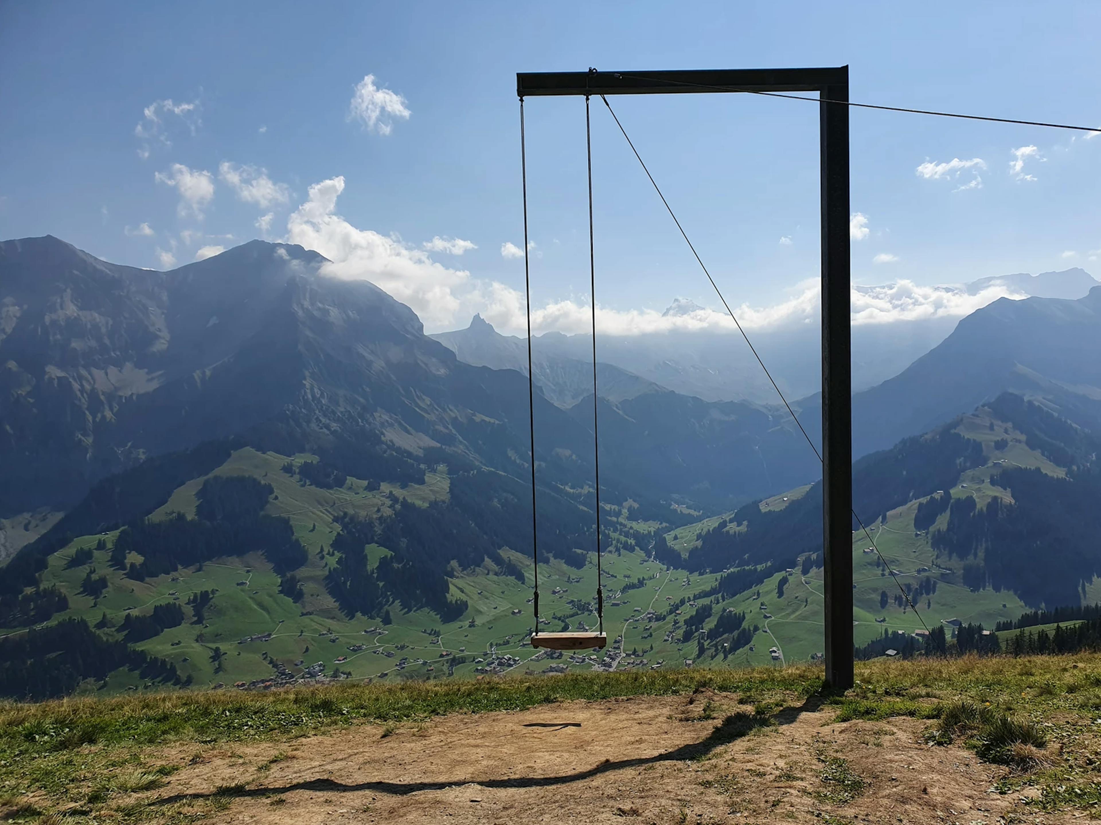 Kinder Schaukel Tschentenalp mit Blick auf Berge und Tal