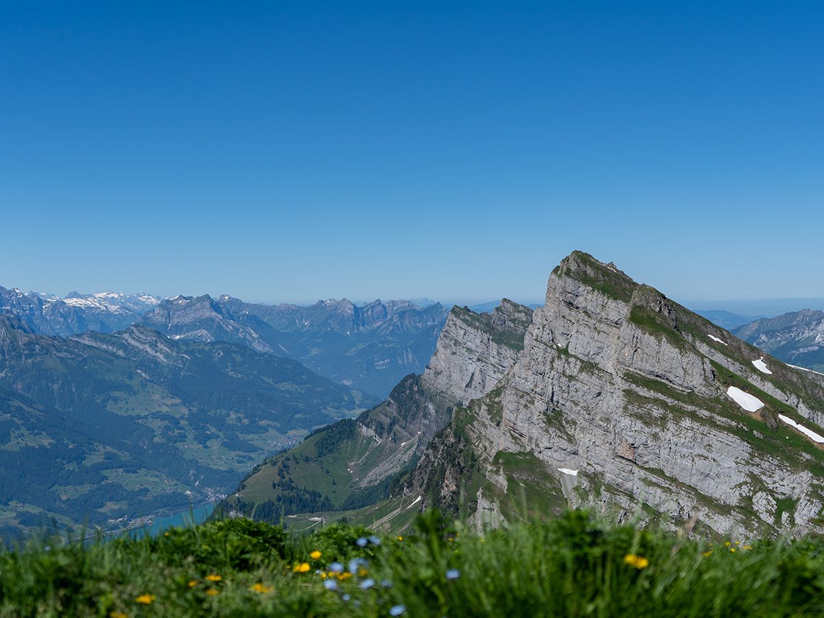 Schibenstoll: imponerande bergslandskap i Toggenburg med gröna ängar och blå himmel.
