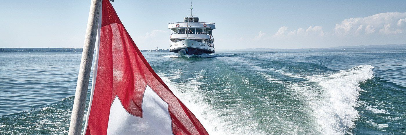 Statek Bodensee płynie z Romanshorn do Meersburga, widok na flagę.