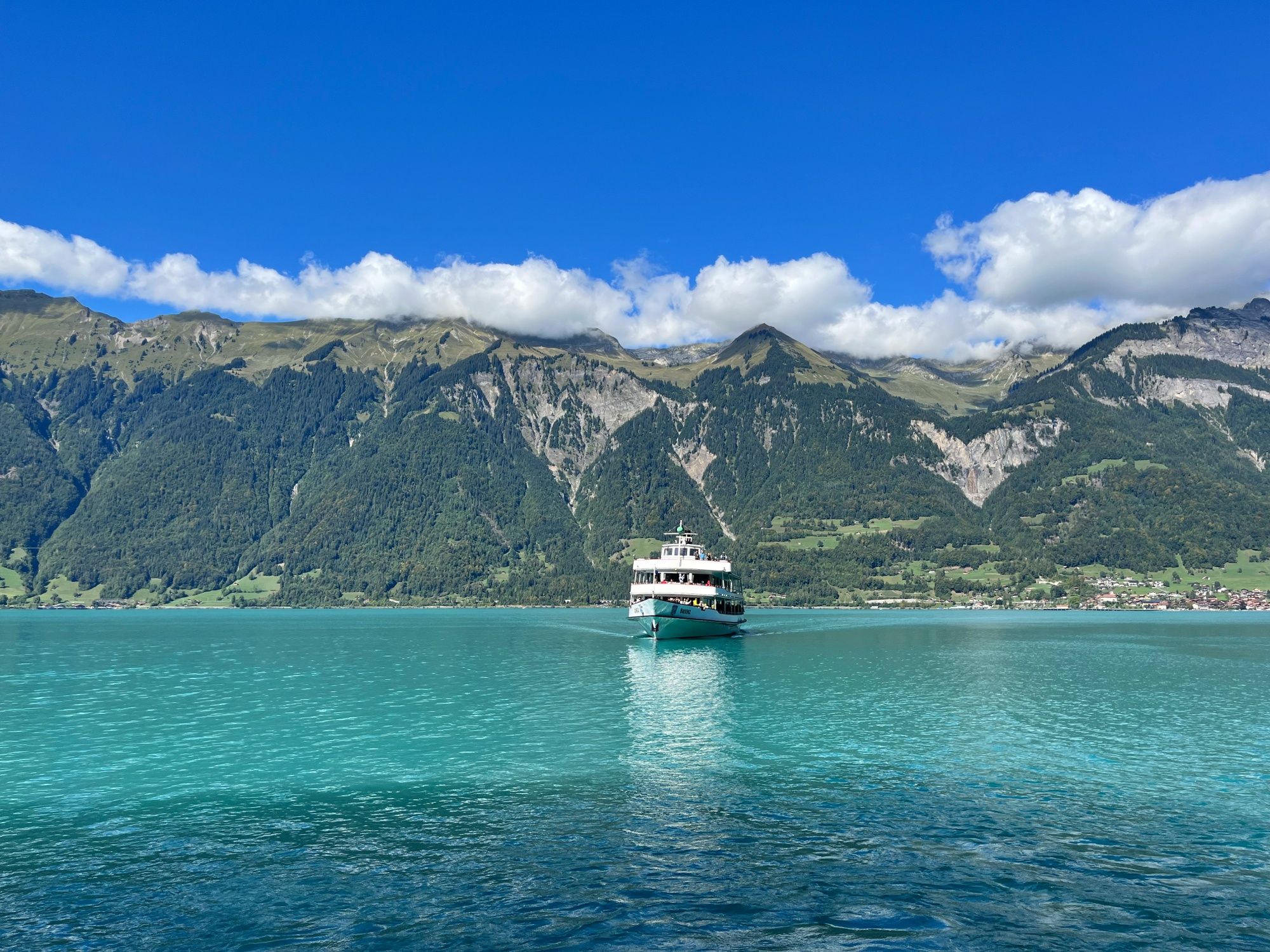 Brienzersee: Romantisches Schiff auf klarem Wasser vor beeindruckenden Bergen in der Schweiz