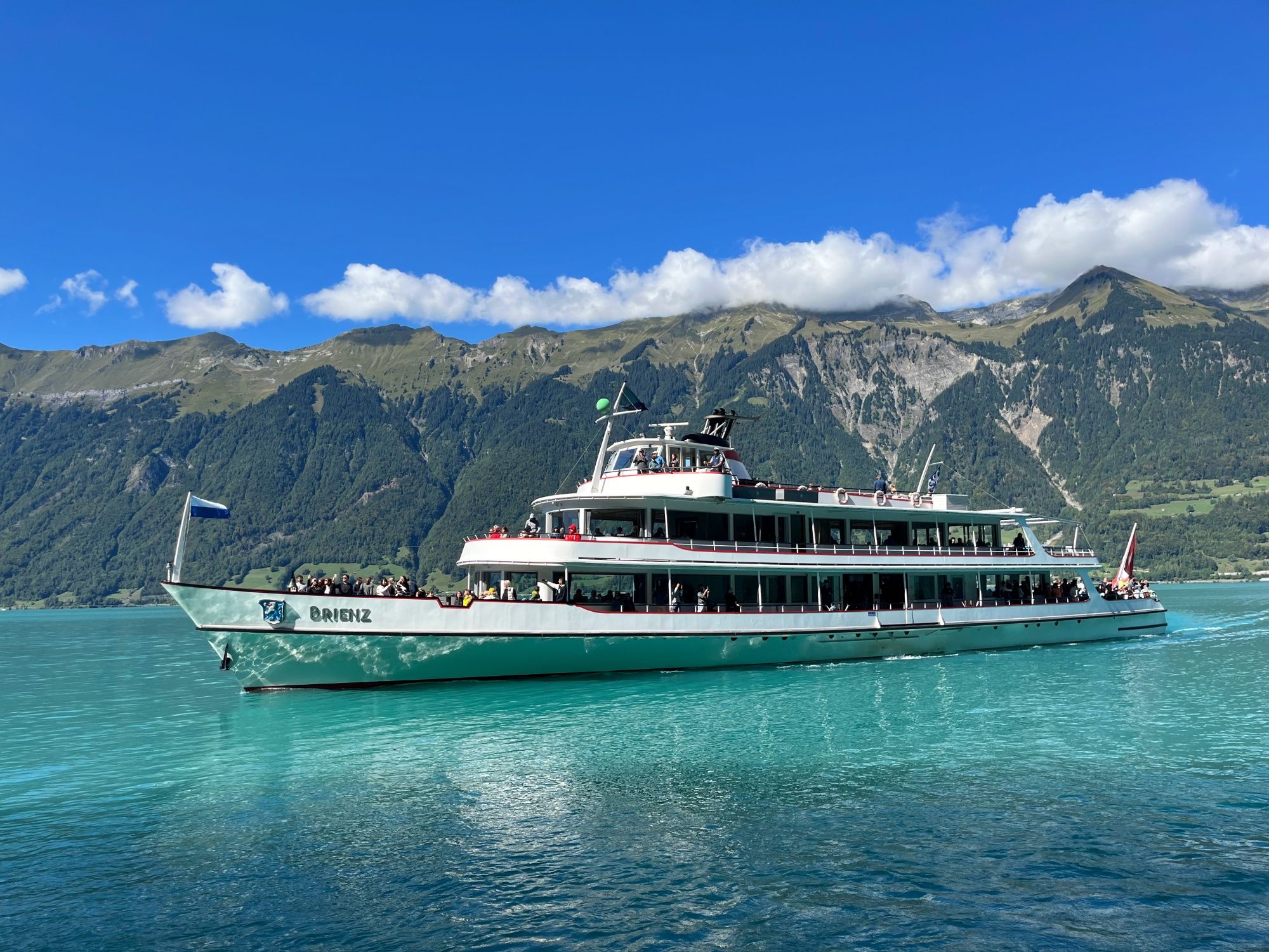 Brienzersee: Geniesse die Schifffahrt auf dem See mit Bergblick und entspannten Momenten in der Natur.