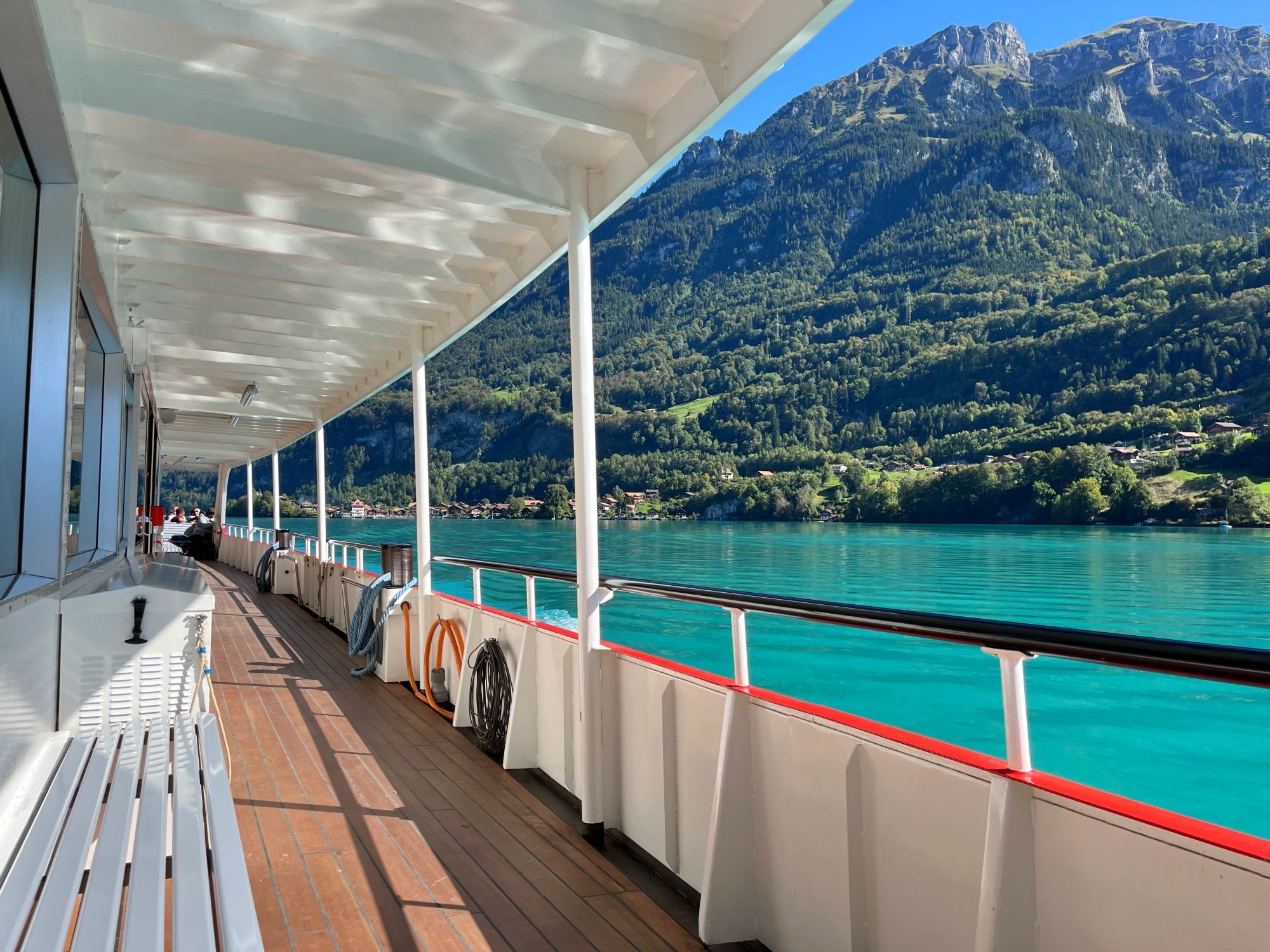 Brienzersee: Geniesse die Fahrt auf dem Schiff mit Blick auf die umliegenden Berge und die klare Wasseroberfläche.