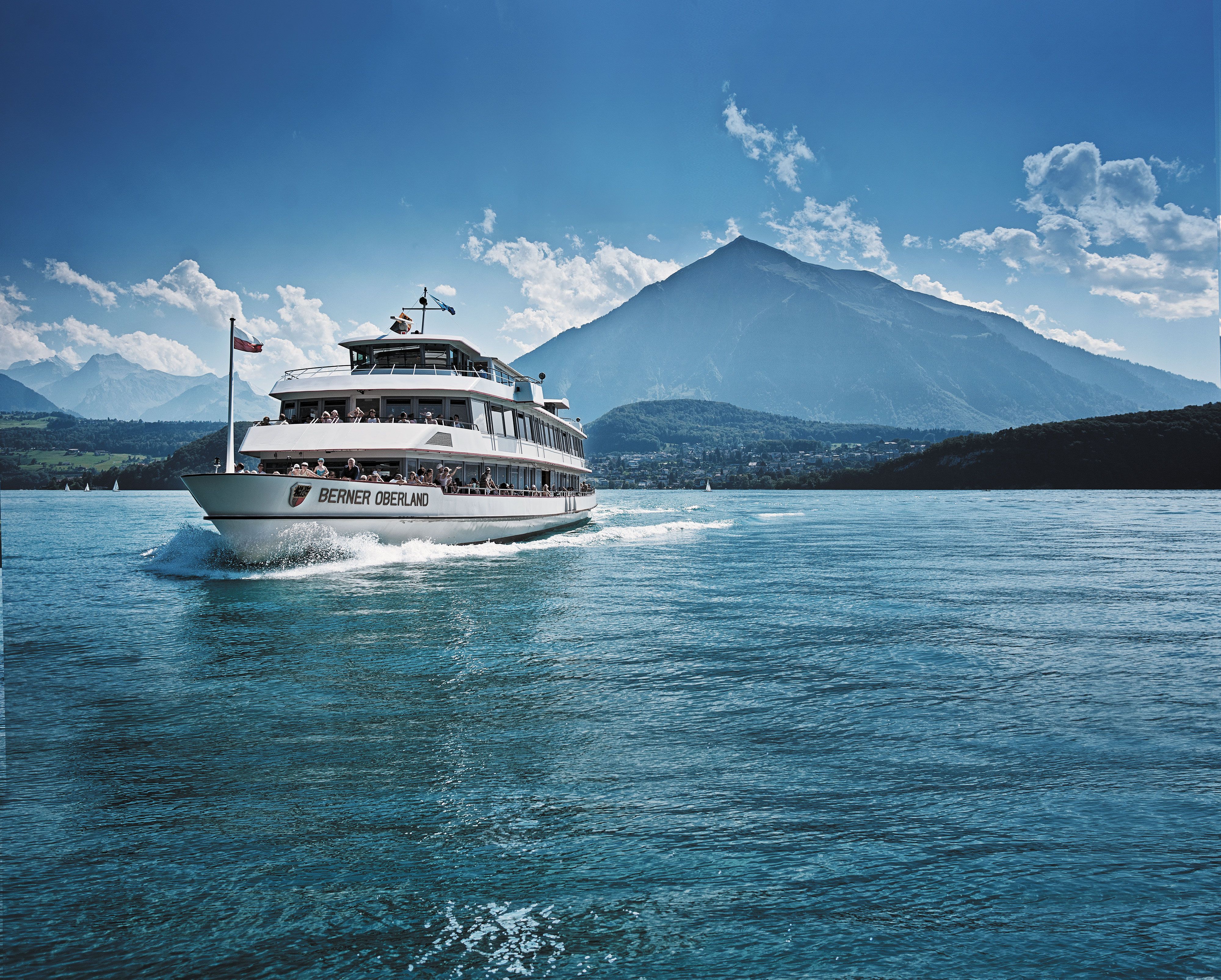 Pelayaran di Tasik Thun dengan pemandangan landskap gunung
