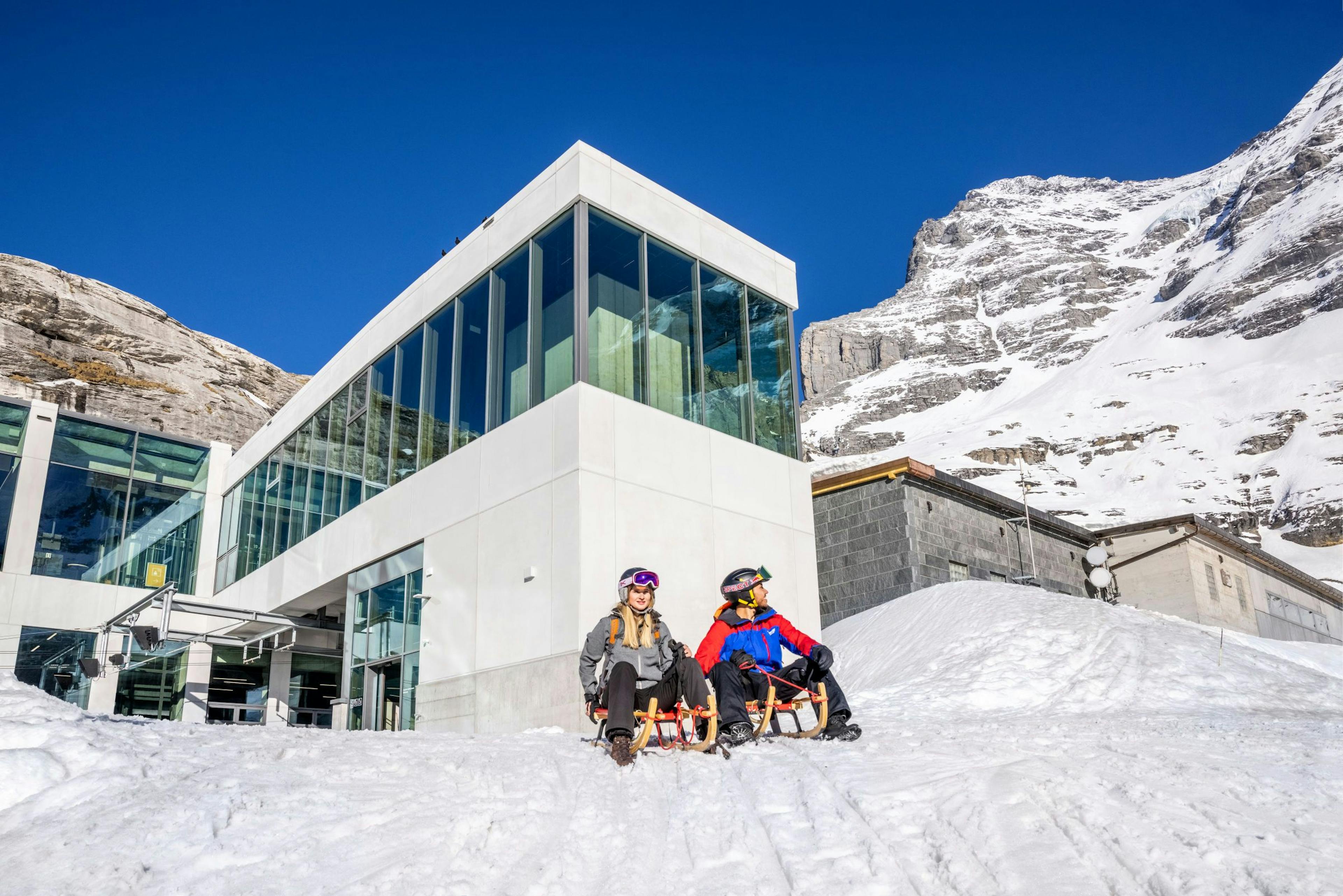 Schlitteln am Eigergletscher: Geniesse die Schneepiste in Kleine Scheidegg mit Panoramablick auf die Berge.