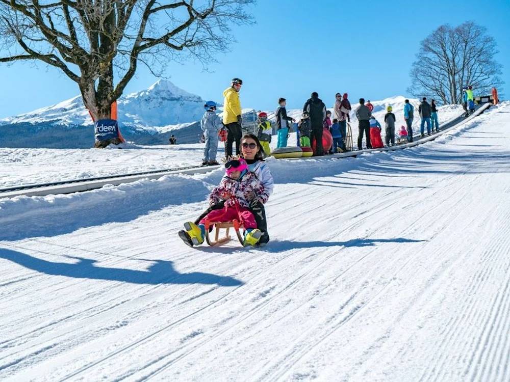 Slittare a Grindelwald con bambini nella neve