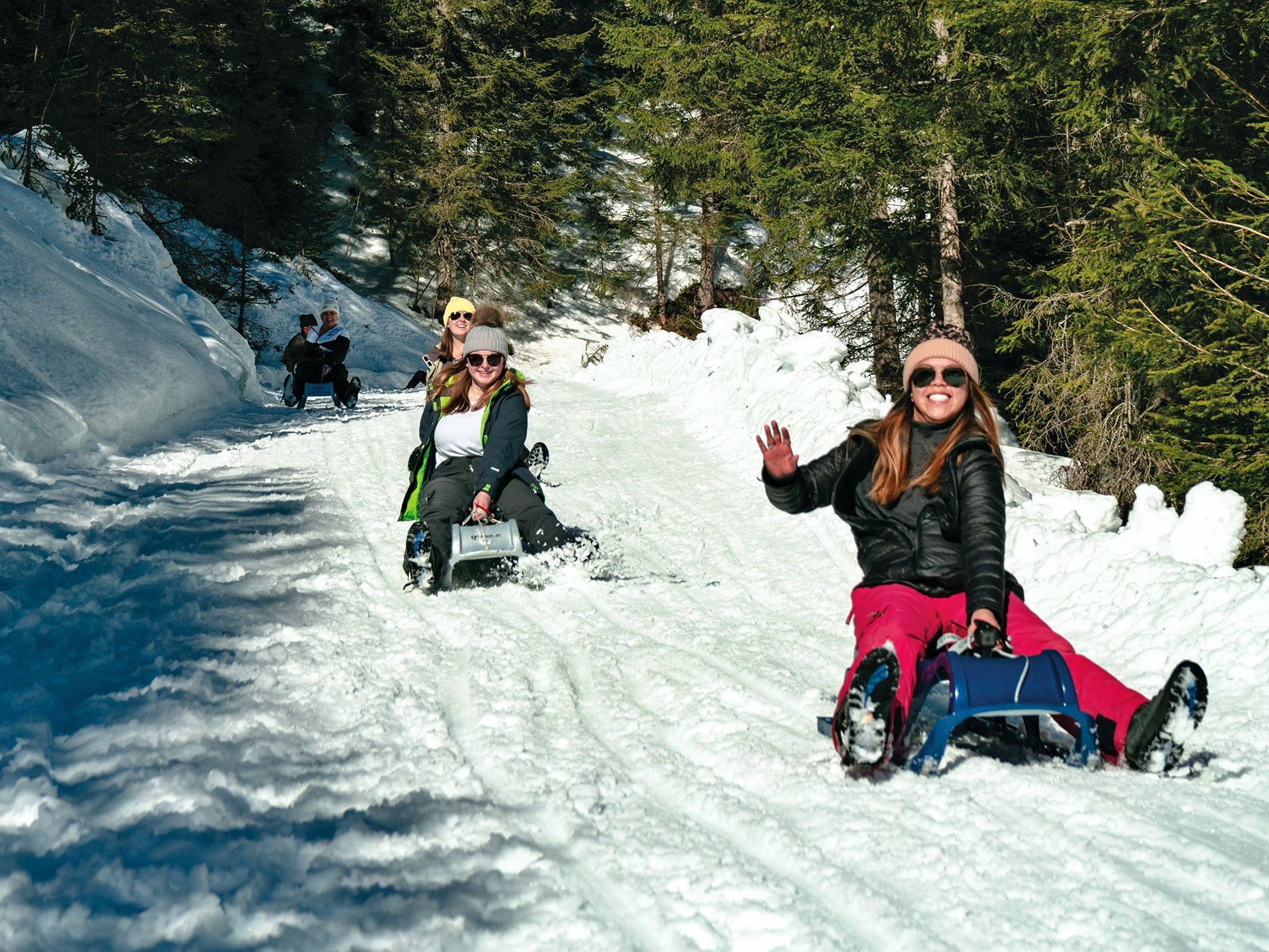 Κατάβαση με κούτσουρο στο Isenfluh, δραστηριότητα ομαδικής διασκέδασης στο χιόνι.