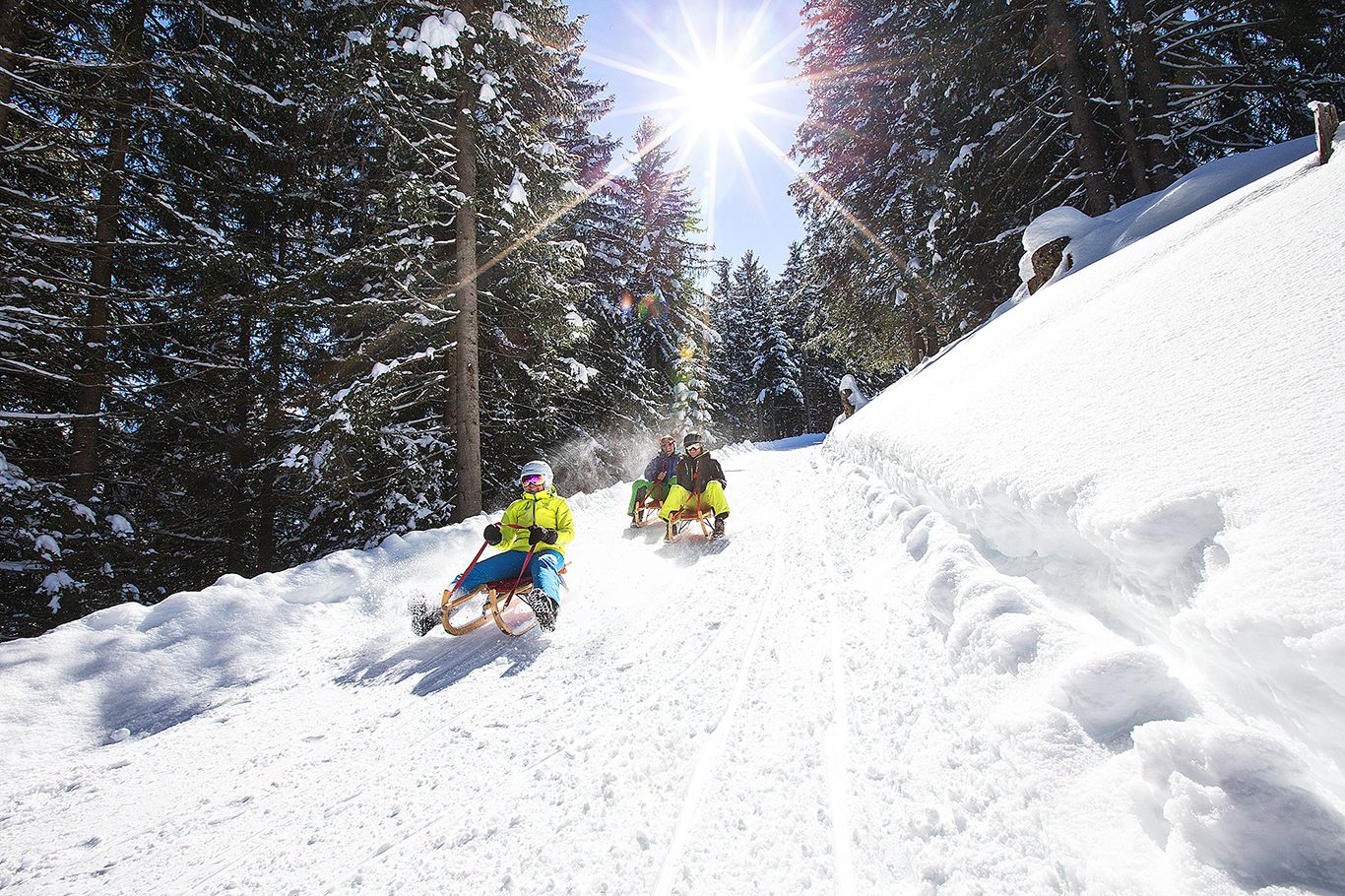 ピッツォールでソリ遊び: 冬のスイスアルプスで友達と一緒に雪を楽しもう。