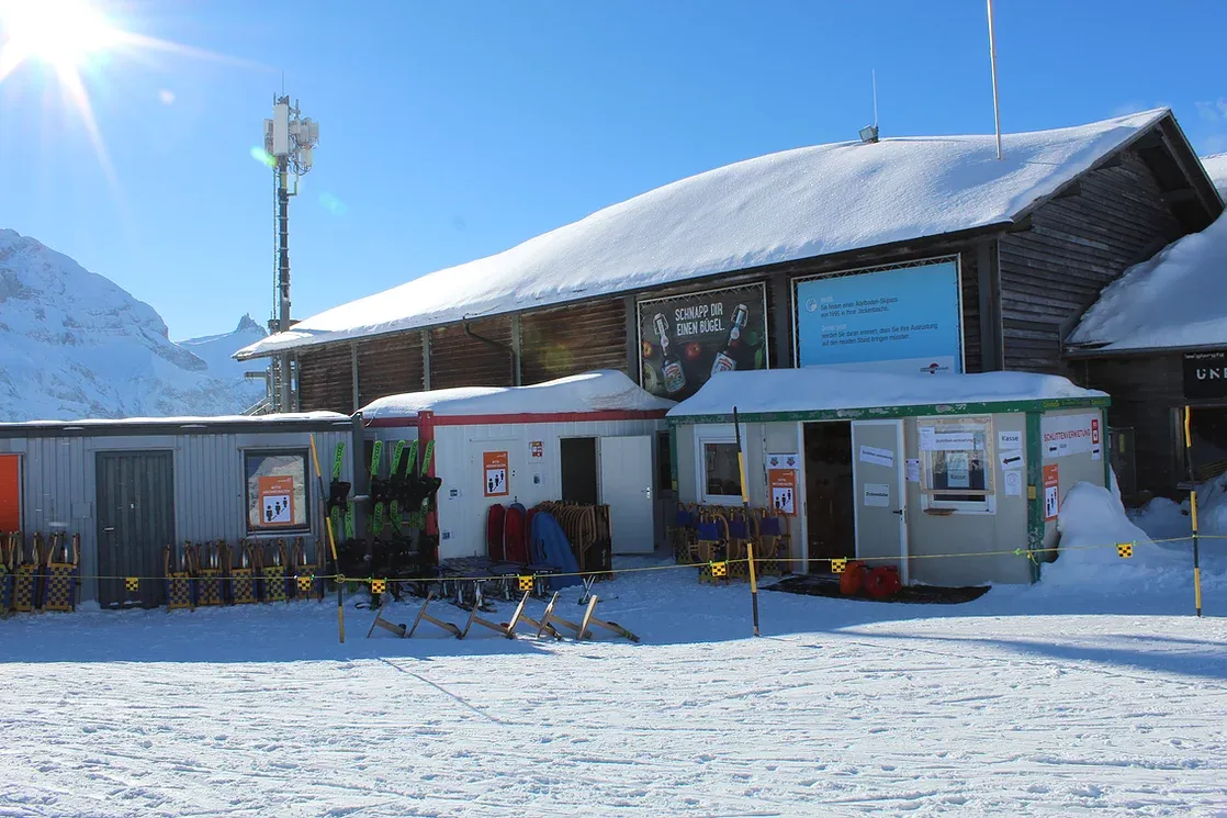 Luge Tschentenalp Bergstation avec luge et neige