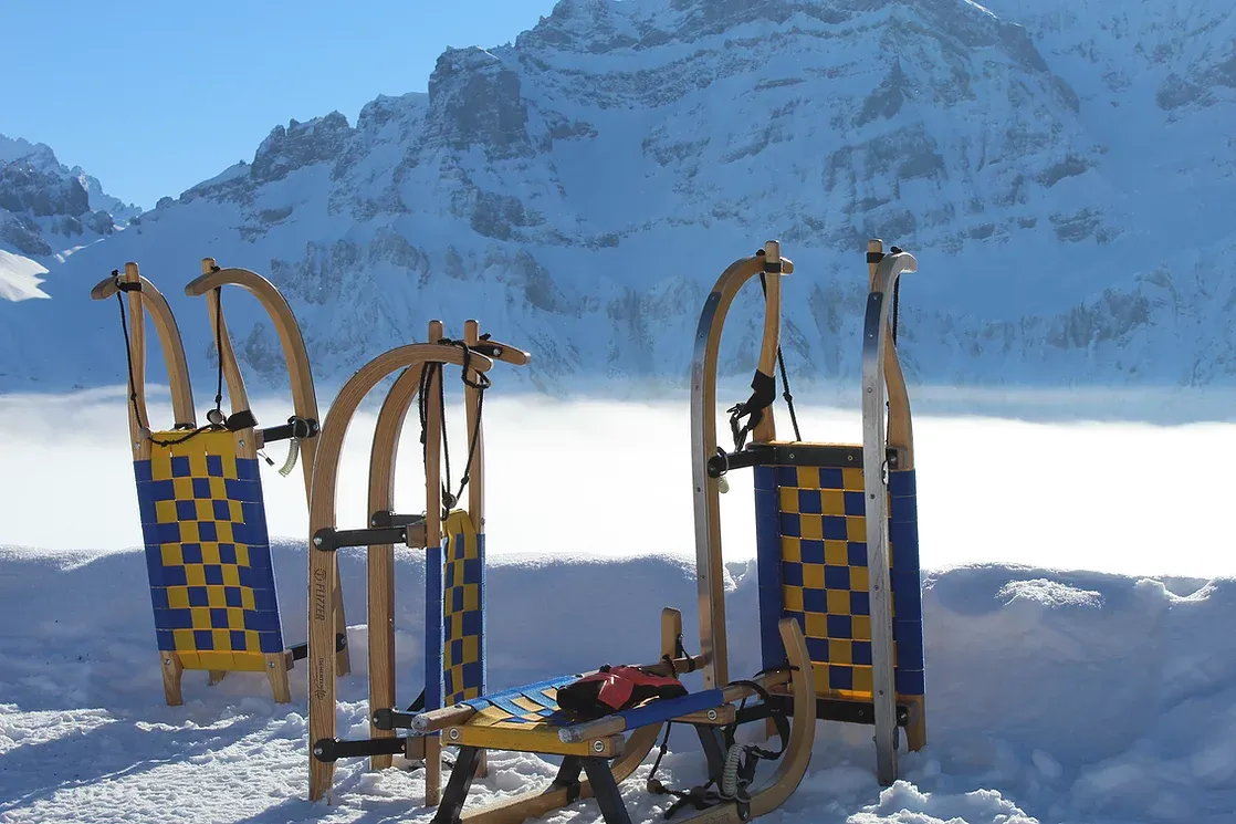 Luge sur la Tschentenalp, luges en bois, neige, paysage montagneux