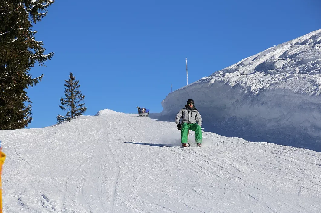 Sledding sur la Tschentenalp avec un skibock dans la neige