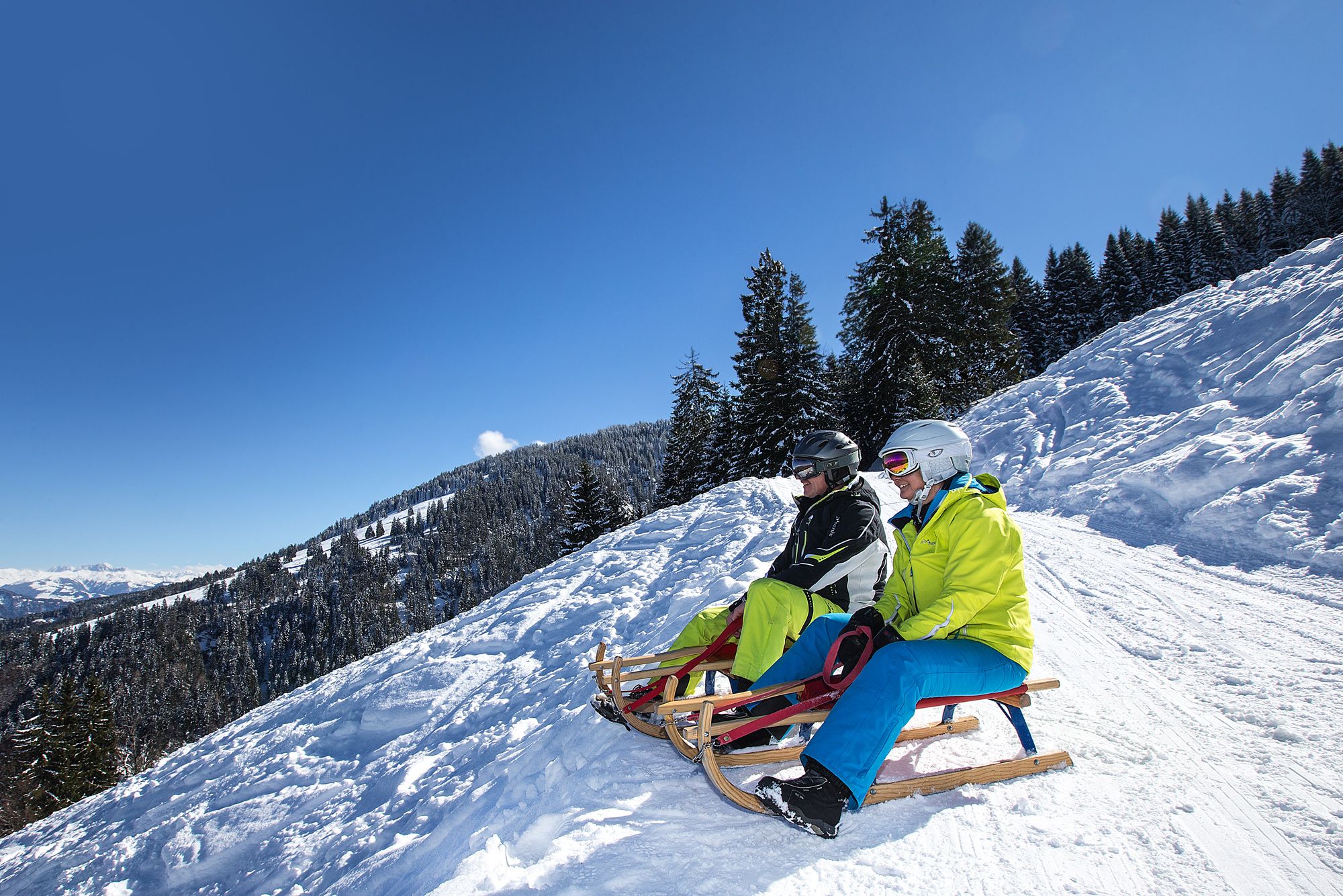 ピツォルでのそり遊び：雪と素晴らしい眺めの冬の山の楽園での楽しみ。