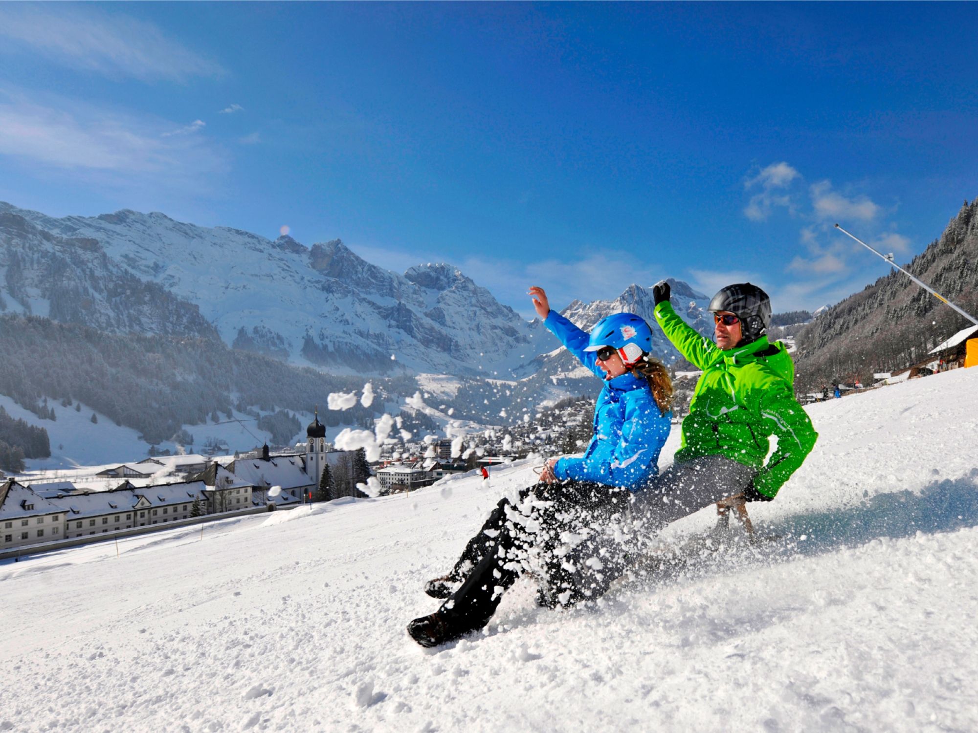 Pista di slittino Brunni: slittare nel paesaggio invernale, montagne, divertimento per bambini e gruppi.