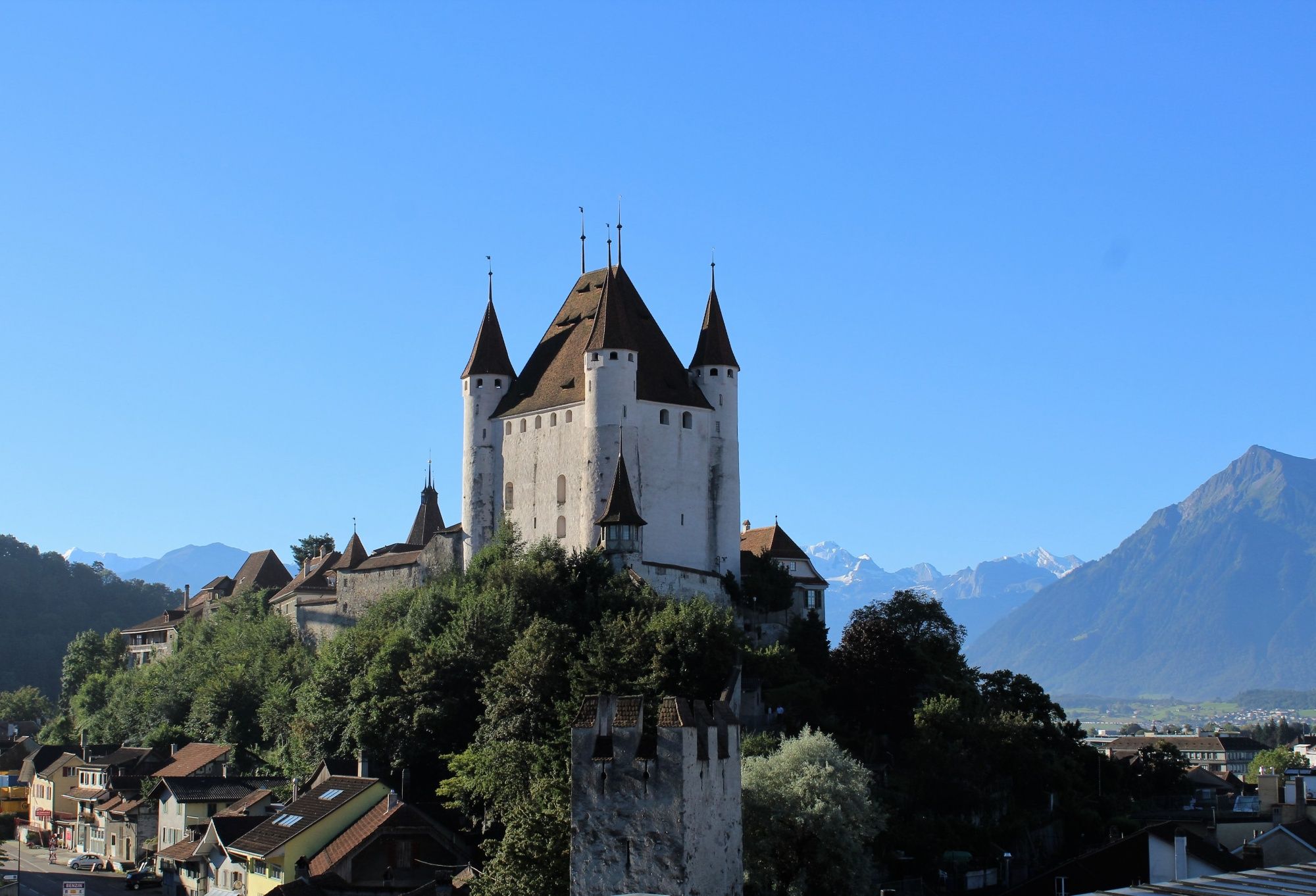 Πύργος Τουν: εντυπωσιακό αξιοθέατο στις βόρειες Άλπεις της Ελβετίας, περιτριγυρισμένο από φυσική ομορφιά και αστικό περιβάλλον.