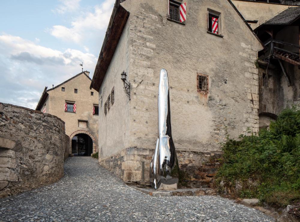 Prozkoumejte hrad Tarasp s moderní sochou, okolím a architekturou v Jižním Tyrolu.