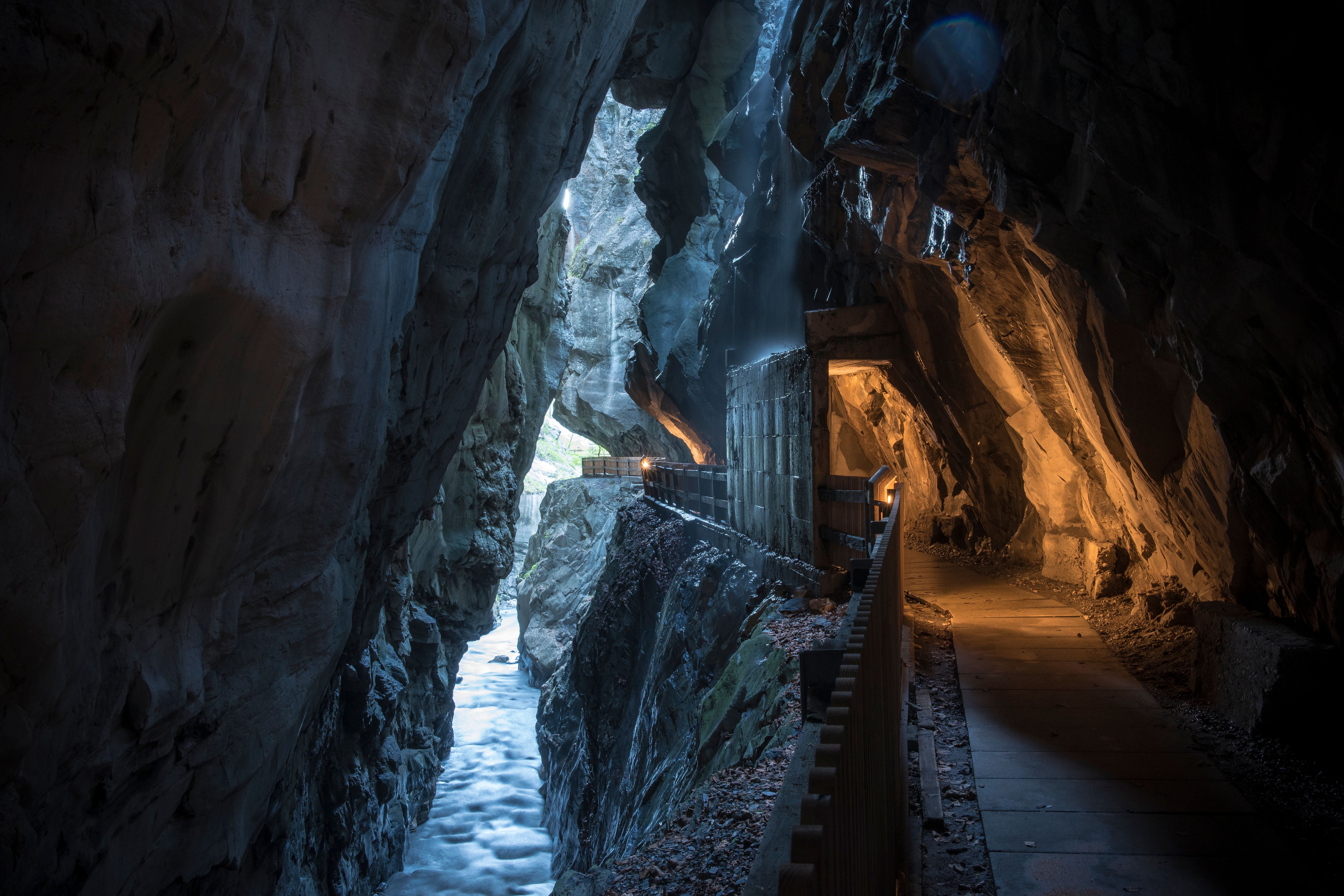 شلال باد راغاز مع ماء جارٍ وطريق للمشي.